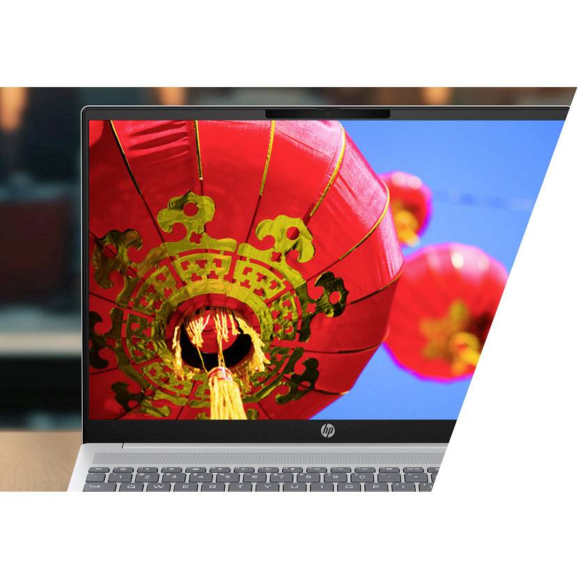 Laptop, auf dem ein Nahaufnahmefoto von roten chinesischen Laternen gegen einen blauen Himmel angezeigt wird, was auf eine festliche Feier oder ein kulturelles Ereignis hindeutet.