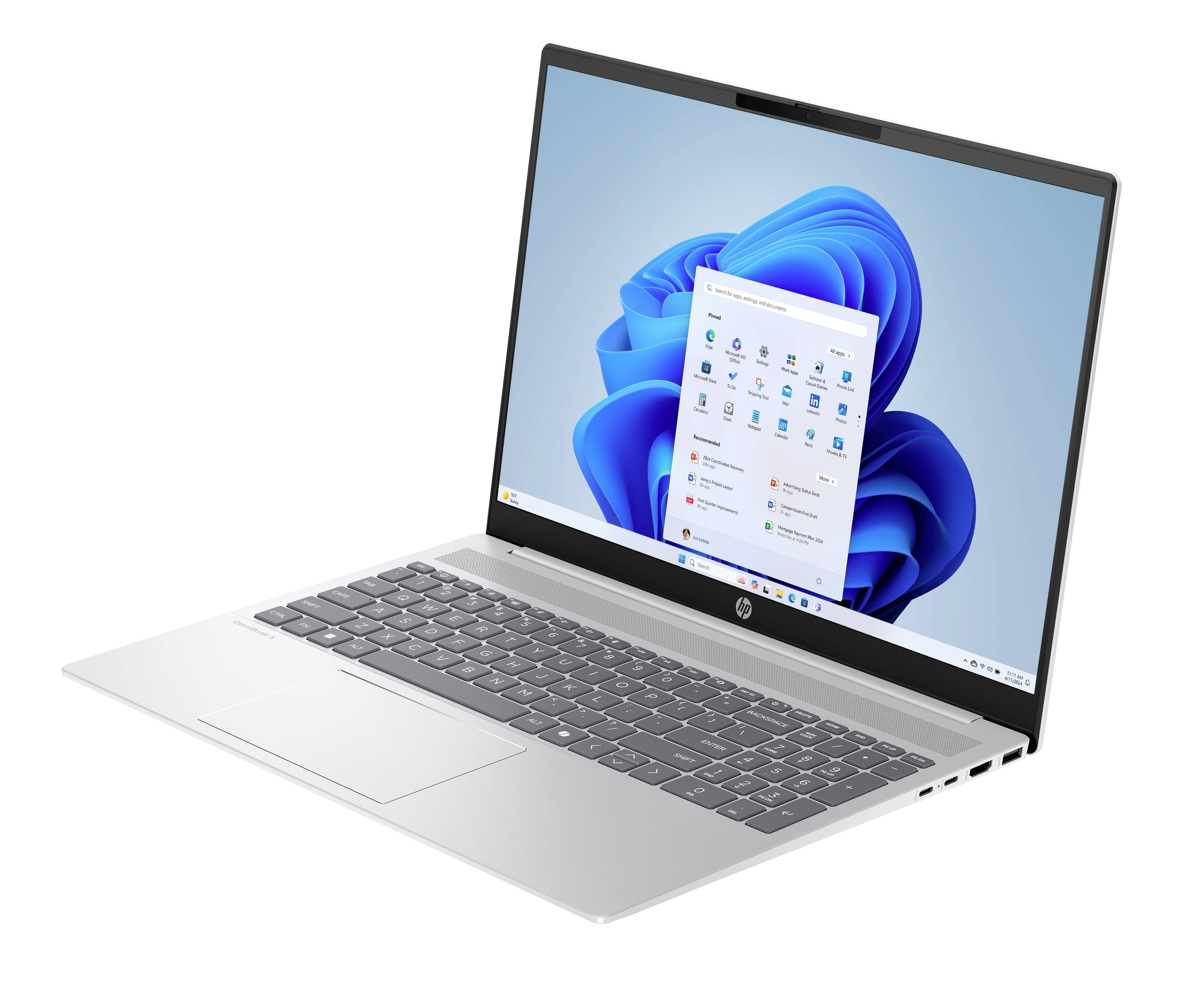 Silberner HP-Laptop geöffnet mit Windows 11-Desktop und angezeigtem Startmenü auf dem Bildschirm, auf weißem Hintergrund dargestellt.