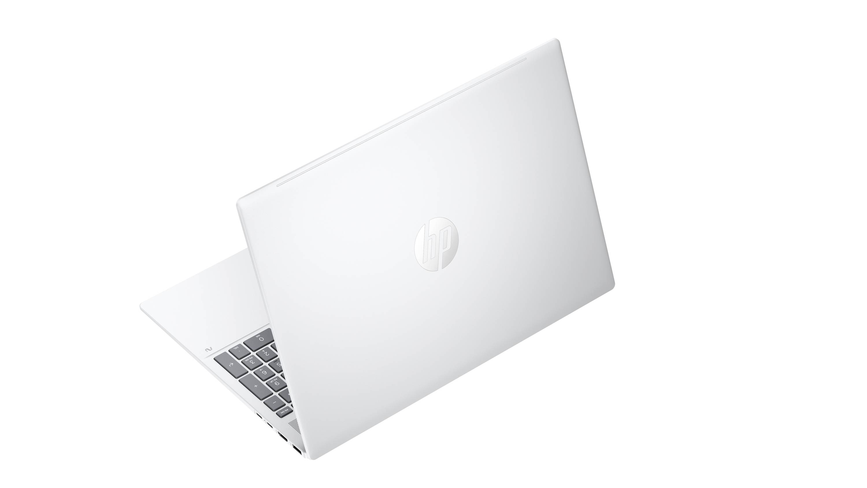 Weißer HP-Laptop, teilweise geöffnet, von einer angewinkelten Rückansicht auf einem einfachen weißen Hintergrund gezeigt.
