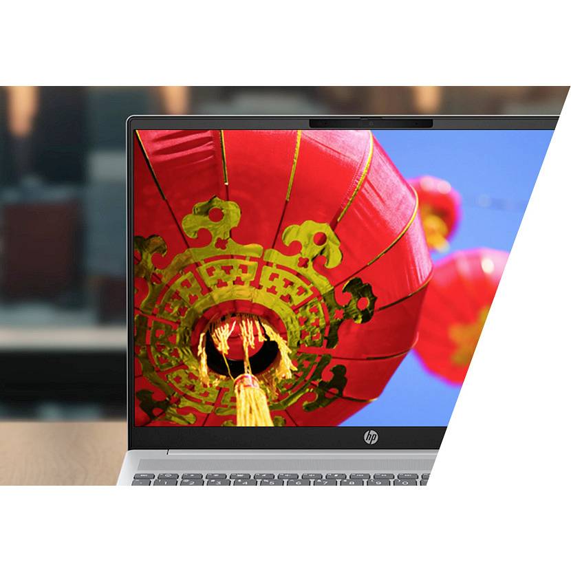 Laptop zeigt ein Nahaufnahmefoto einer roten chinesischen Laterne gegen einen blauen Himmel, auf dem Bildschirm angezeigt.