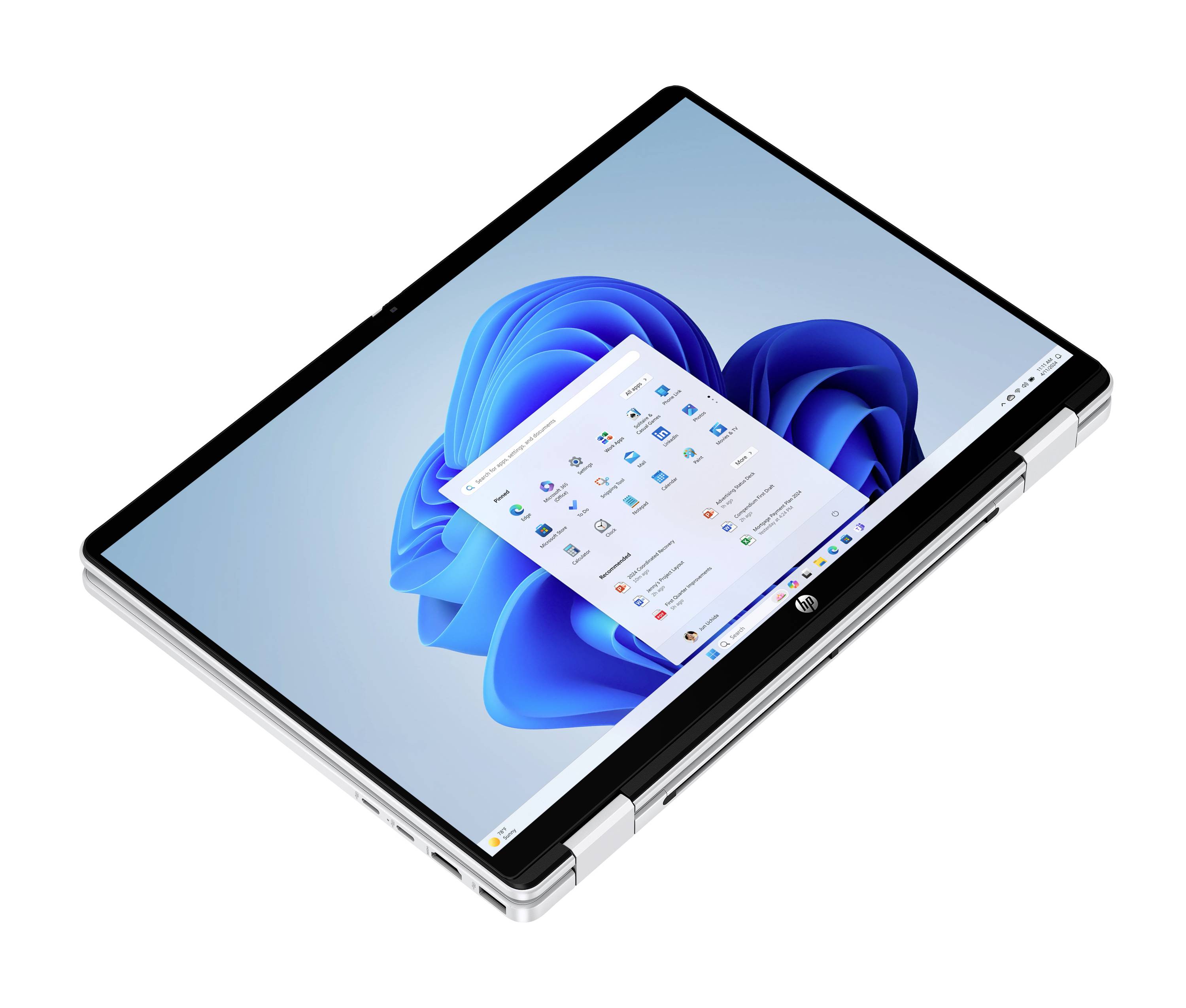 Tragbarer faltbarer Windows-Laptop, teilweise geöffnet, mit Touchscreen, auf dem der Windows-11-Desktop und das Startmenü angezeigt werden.