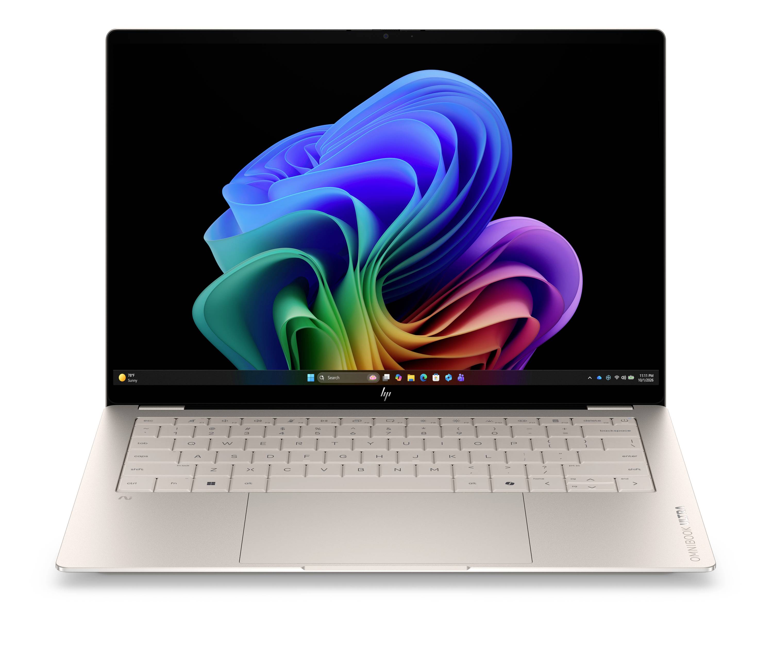 Silberner HP-Laptop, geöffnet auf weißem Hintergrund, zeigt ein buntes abstraktes Windows-ähnliches Hintergrundbild auf dem Bildschirm.