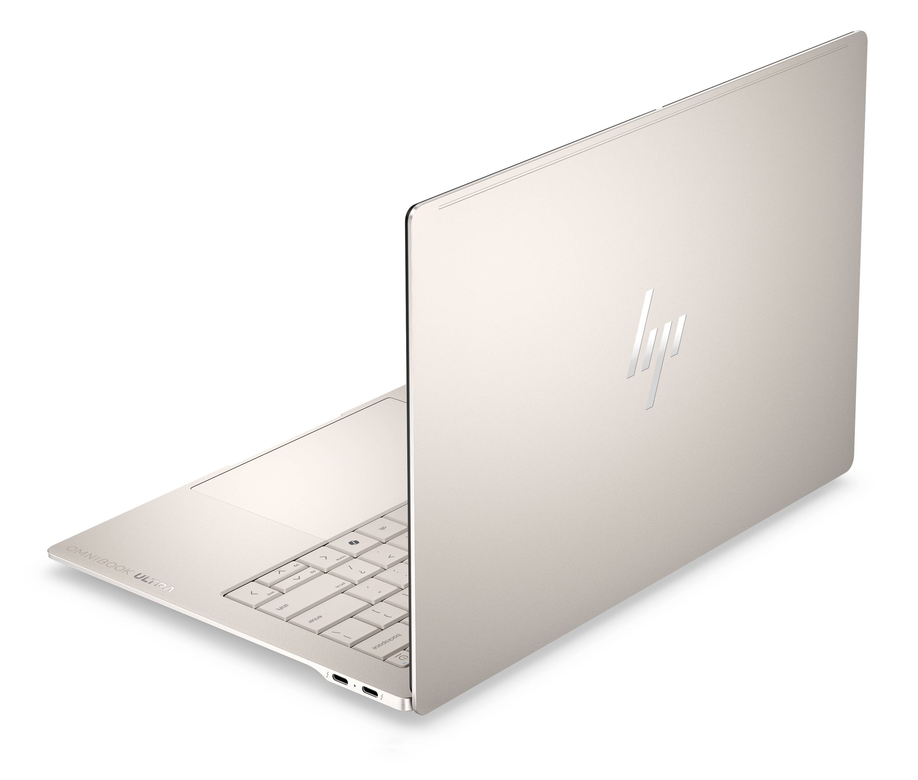 Geschlossener silberner HP-Laptop in schräger Ansicht auf weißem Hintergrund, mit teilweise sichtbarer Tastatur und HP-Logo auf dem Deckel.