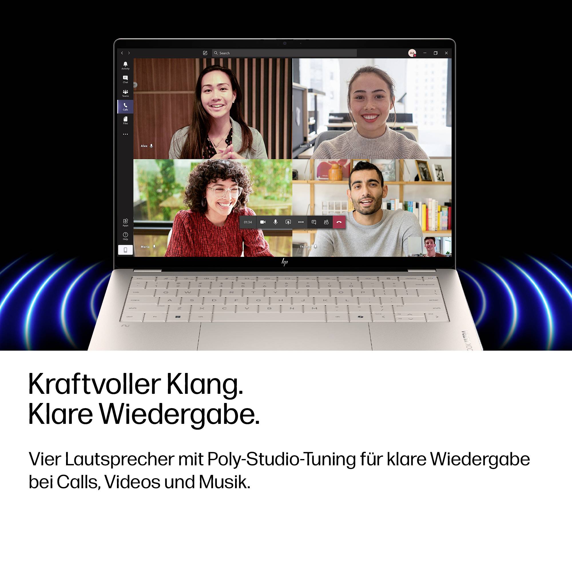 Laptop zeigt einen Vier-Personen-Videoanruf mit blauen Sprecherwellen-Grafiken und deutschem Text, der klare Audioqualität und vier Lautsprecher für Anrufe, Videos und Musik bewirbt.