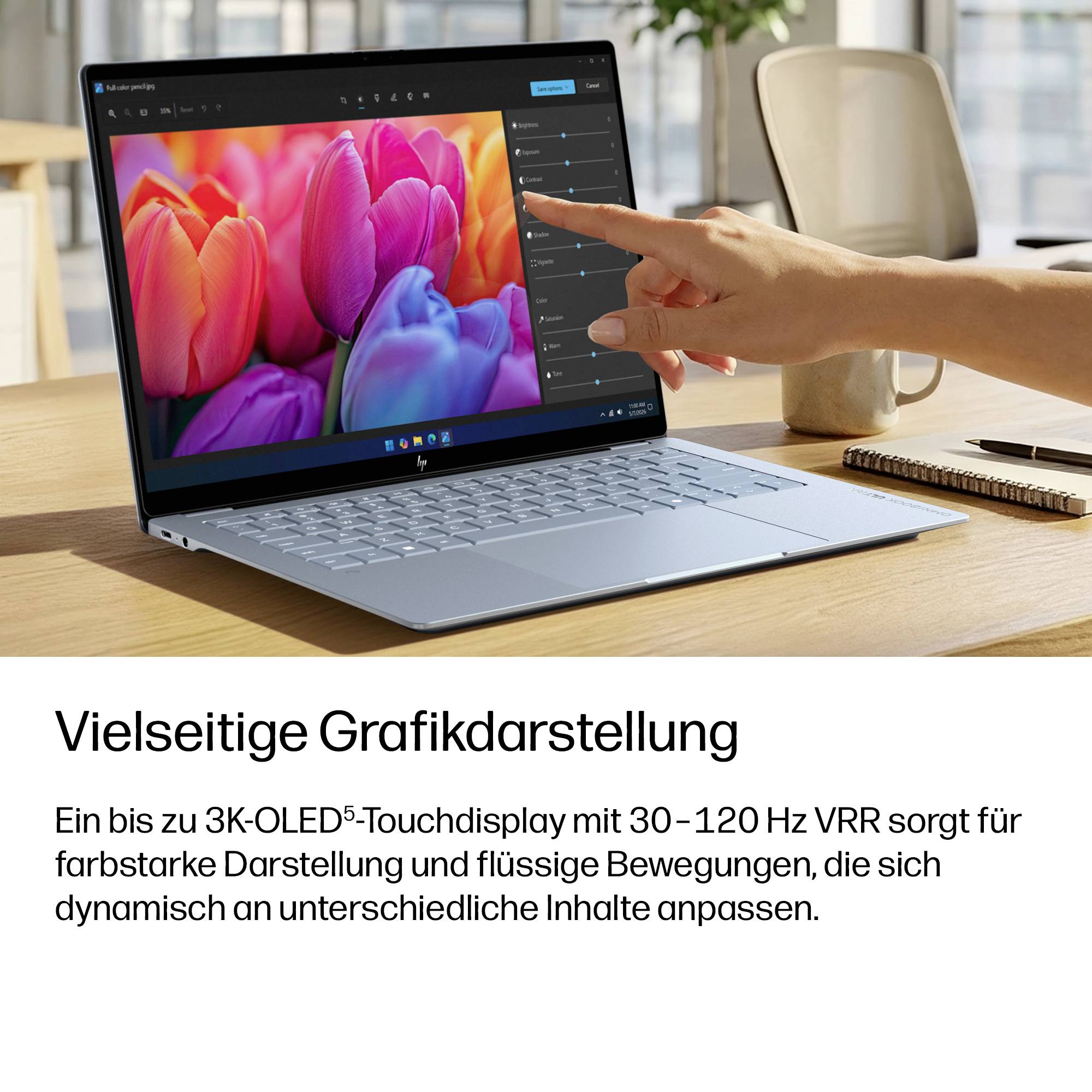 Eine Hand zeigt auf einen Laptop-Touchscreen, der bunte Tulpen und Bildbearbeitungssteuerungen anzeigt; deutscher Text bewirbt ein vielseitiges 3K-OLED-Touch-Display mit 30-120 Hz VRR.