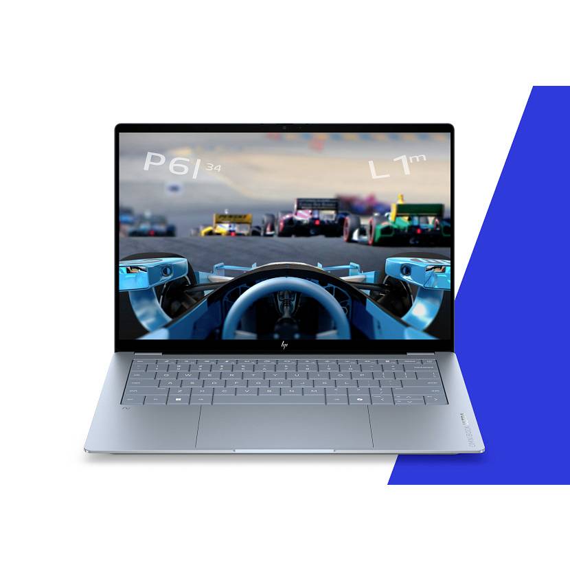 Ein silberner Laptop zeigt ein Formel-1-Rennspiel aus der Cockpit-Perspektive des Fahrers mit Autos auf einer Rennstrecke und einer blauen geometrischen Hintergrundform.