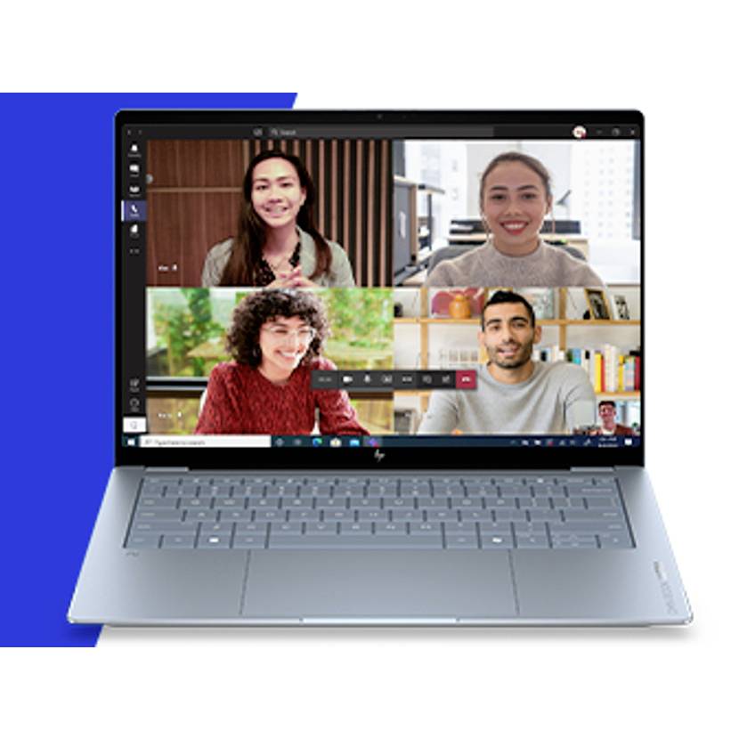 Ein Laptop zeigt ein Vier-Personen-Videokonferenz-Raster auf einem Windows-ähnlichen Bildschirm an und deutet auf ein Remote-Meeting oder Online-Zusammenarbeit hin.