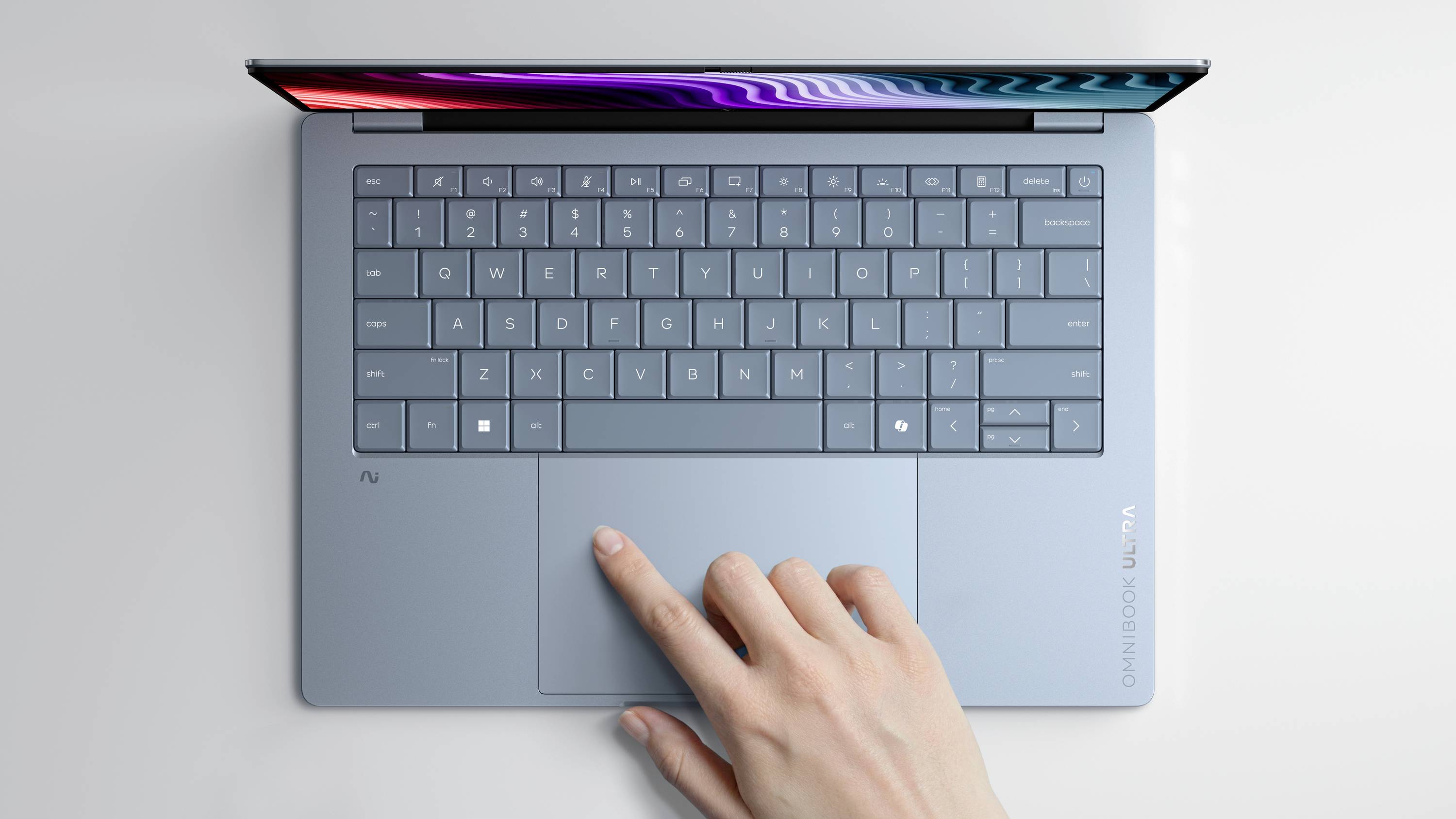 Draufsicht auf einen Laptop mit einer Hand, die das Touchpad benutzt, wobei der Bildschirm leicht geöffnet ist und die Tastatur sichtbar ist.