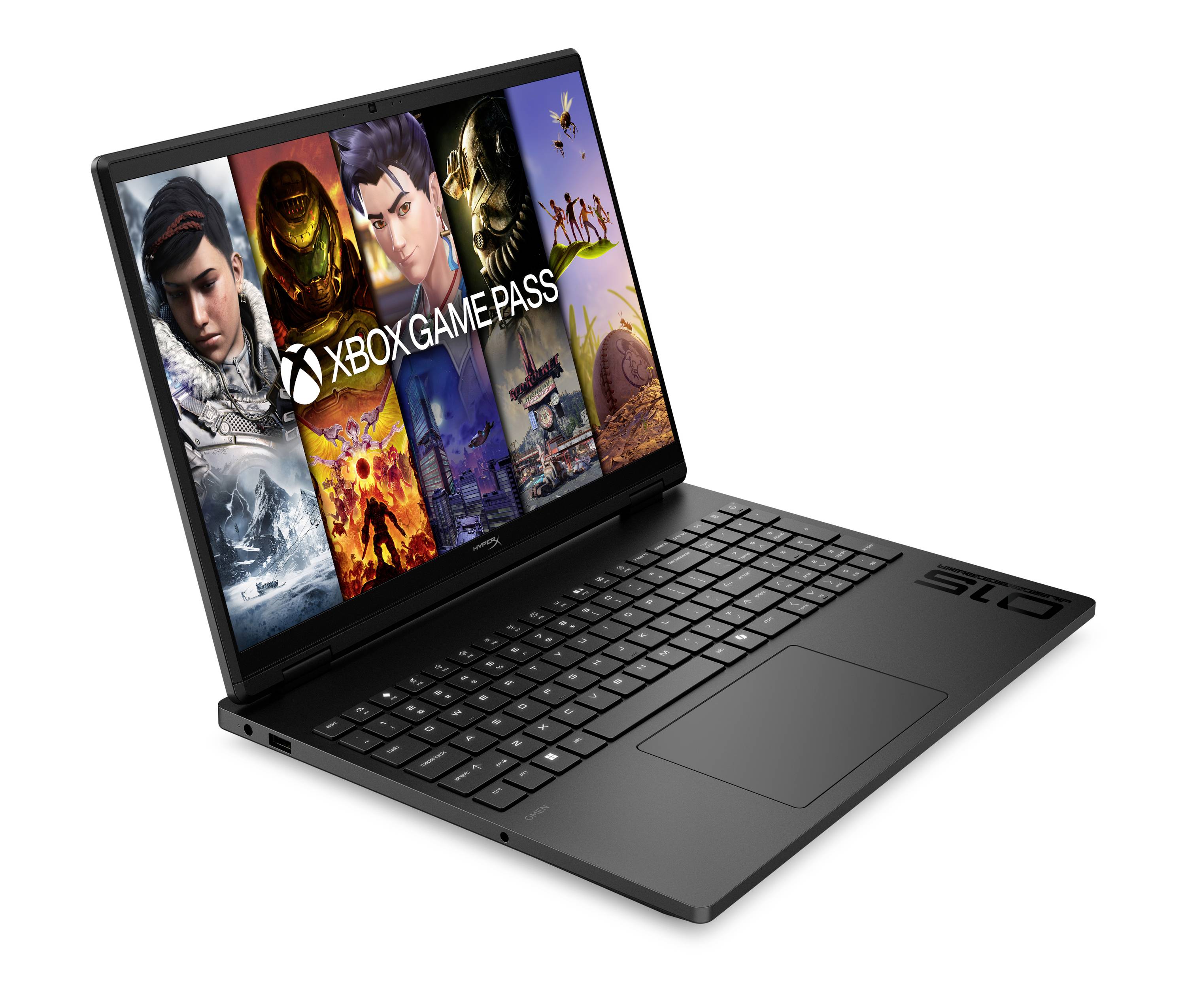 Schwarzer Gaming-Laptop, geöffnet auf weißem Hintergrund, mit "XBOX GAME PASS" auf dem Bildschirm in einer Spielecollage angezeigt.