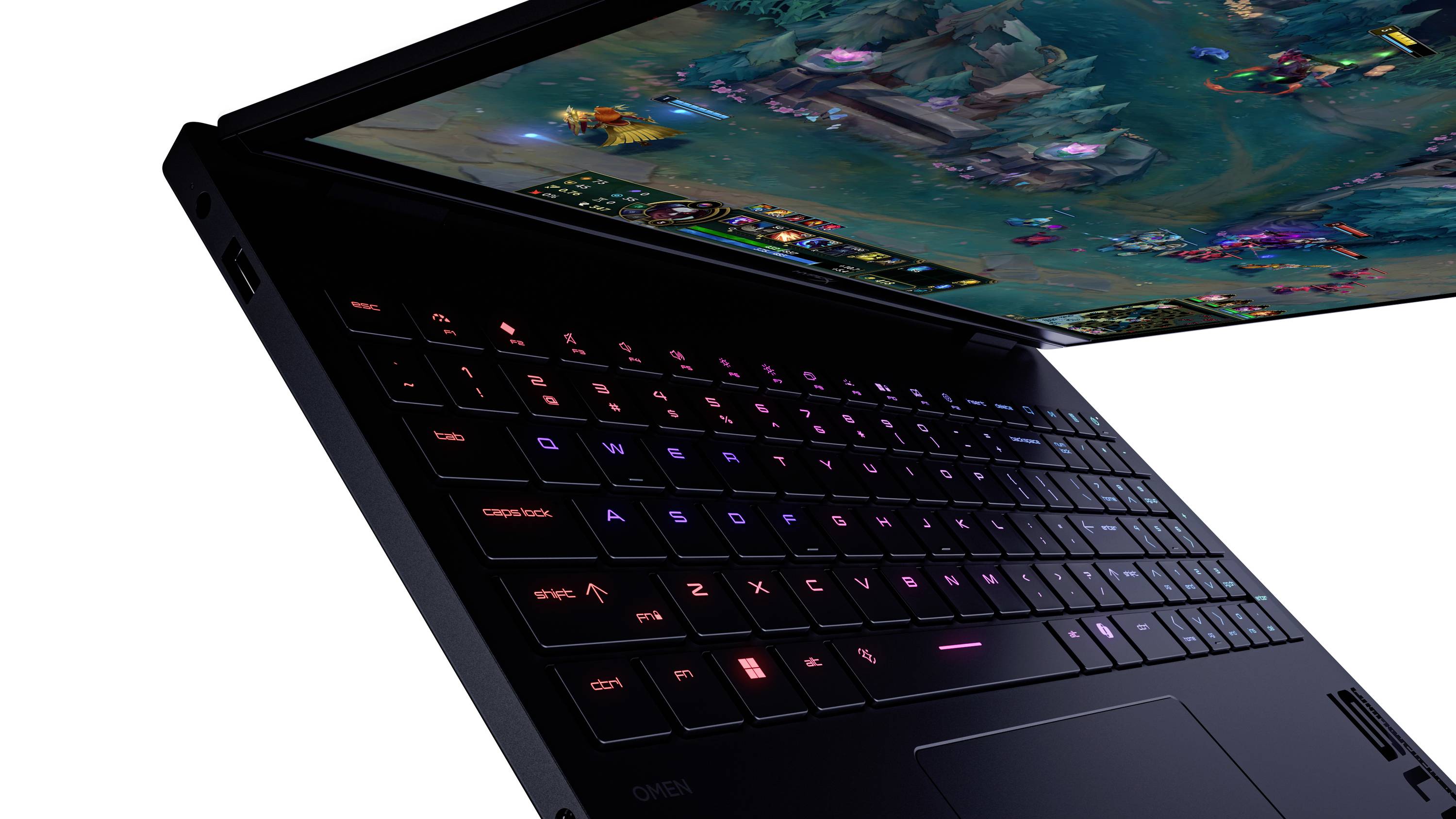 Angewinkelter Gaming-Laptop mit RGB-beleuchteter Tastatur und Bildschirm mit Spielszene auf weißem Hintergrund.