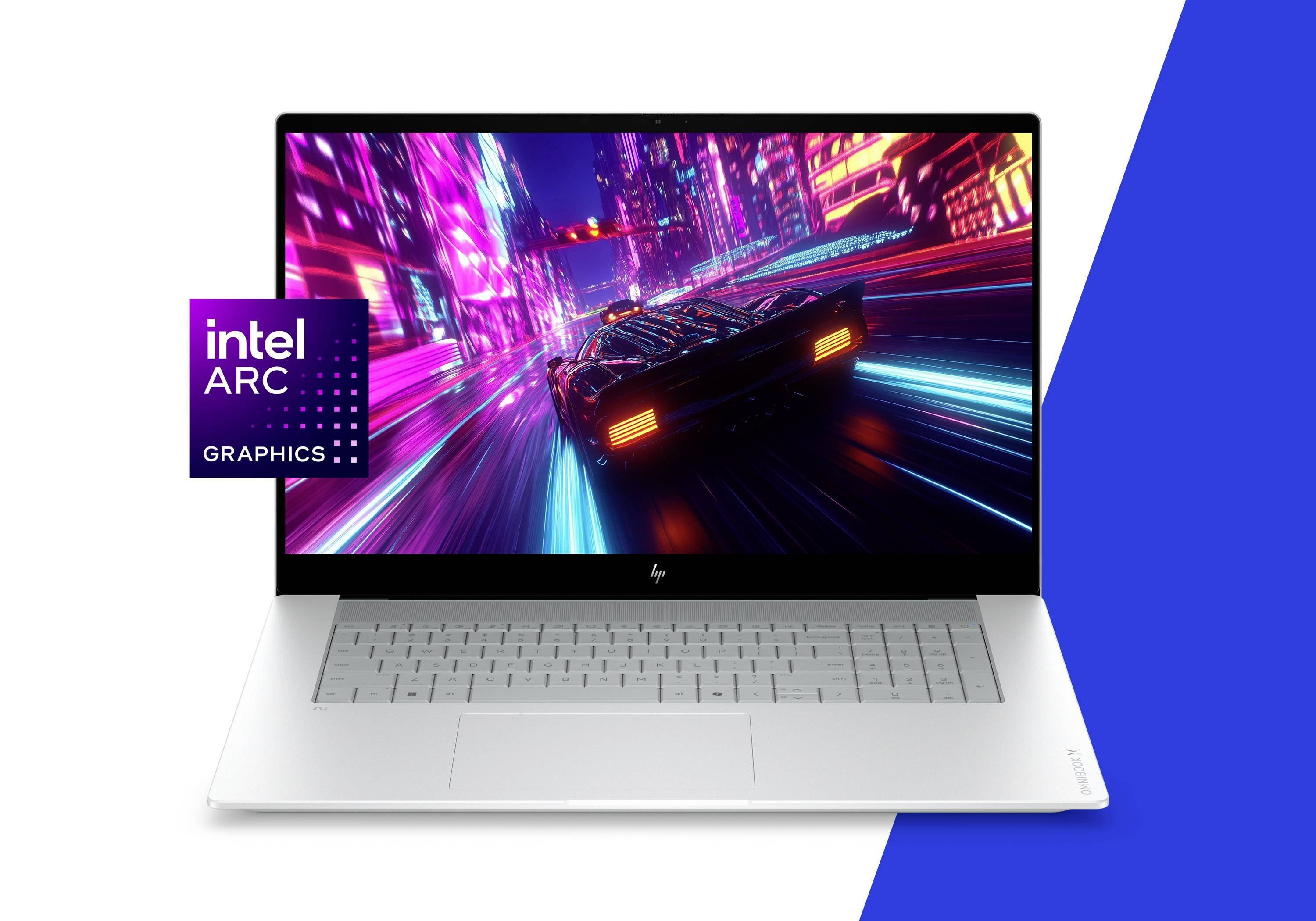 Silberner HP-Laptop mit einer Neon-Rennszene auf dem Bildschirm, mit einem "Intel Arc Graphics"-Abzeichen auf der linken Seite.