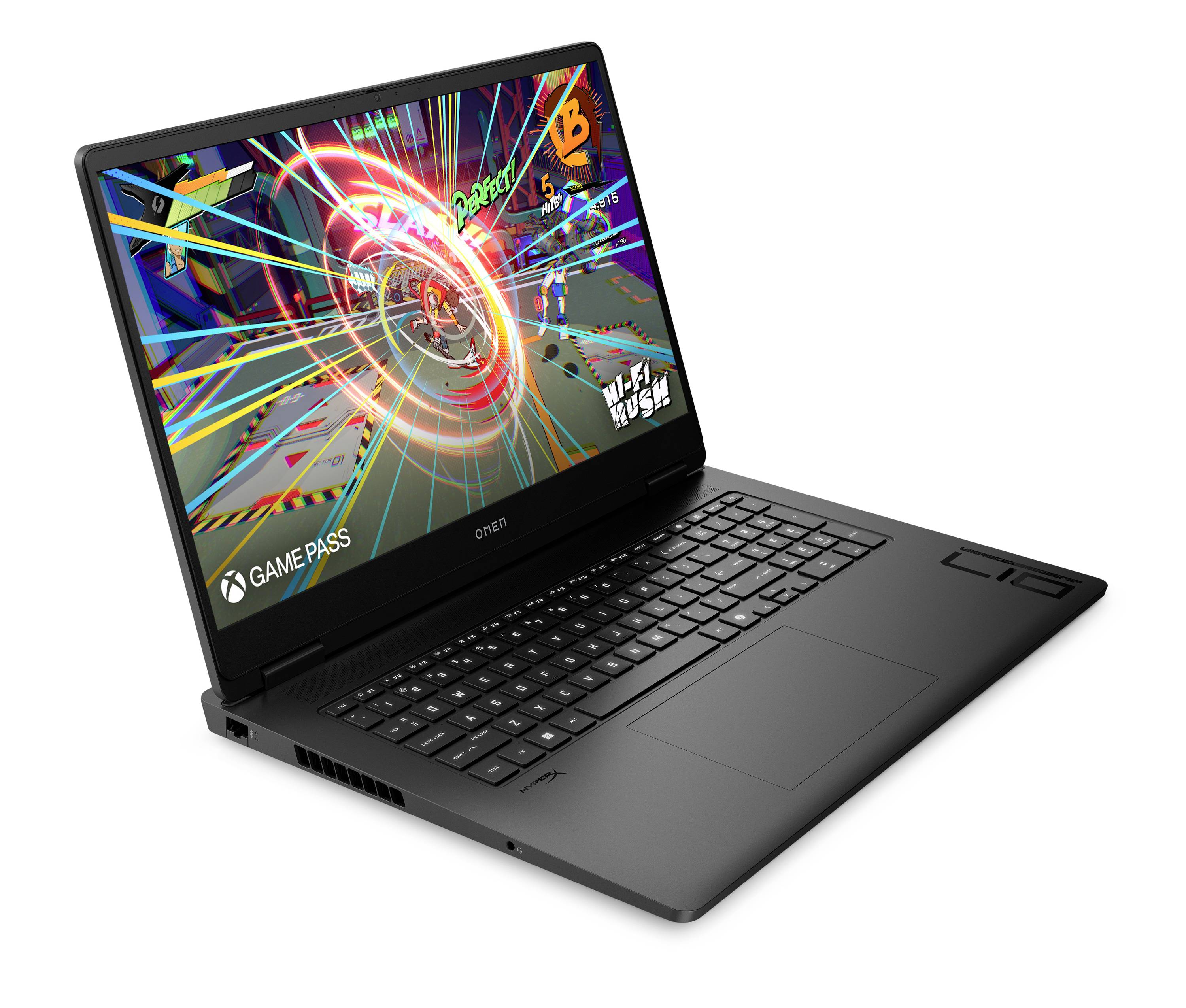 Ein schwarzer Gaming-Laptop, der in einem Winkel offen ist und zeigt einen bunten Spielbildschirm mit "GAME PASS"-Branding auf dem Display.