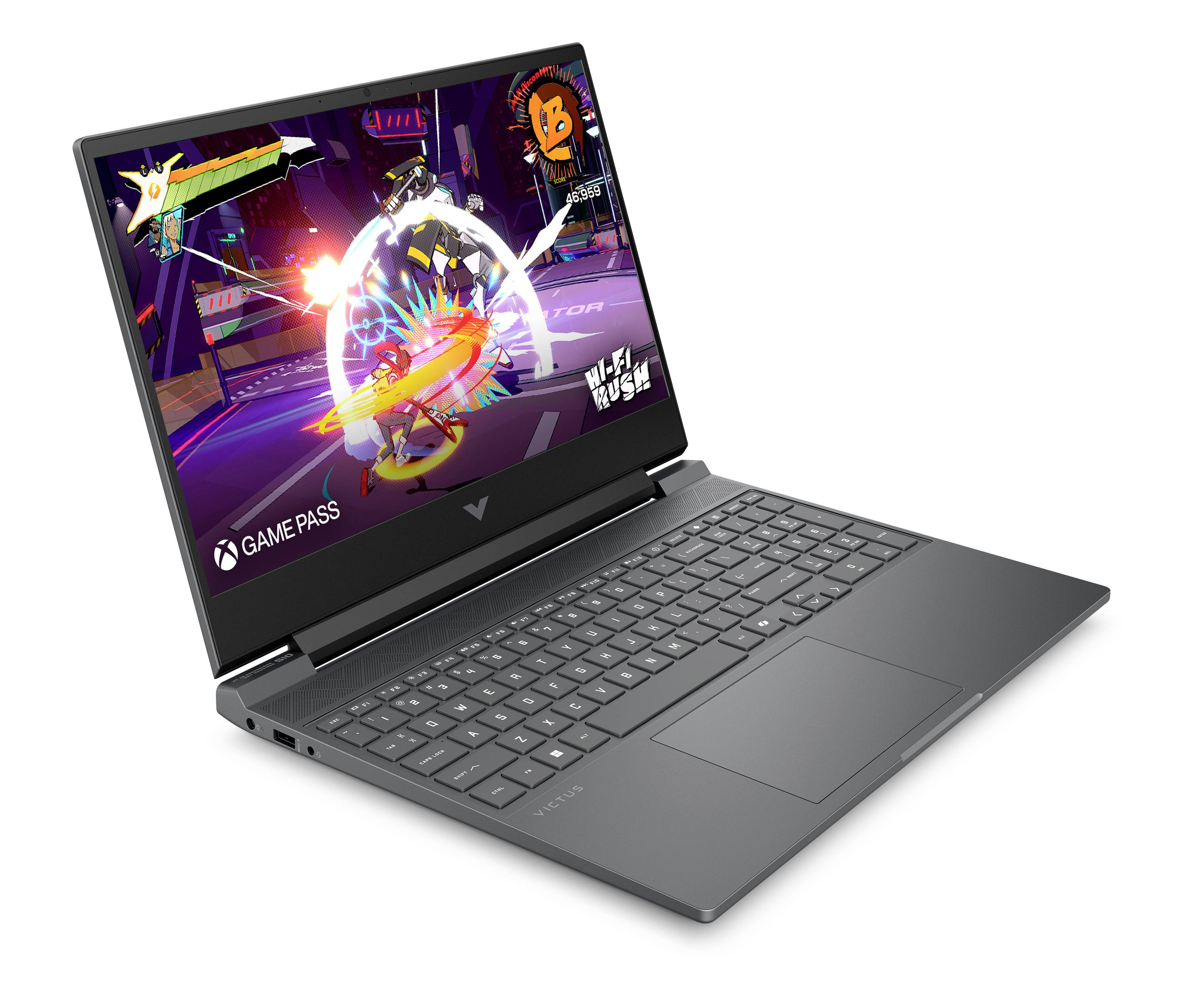 Grauer Gaming-Laptop, aufgeklappt, zeigt ein Action-Spiel mit Game Pass-Branding auf dem Bildschirm.