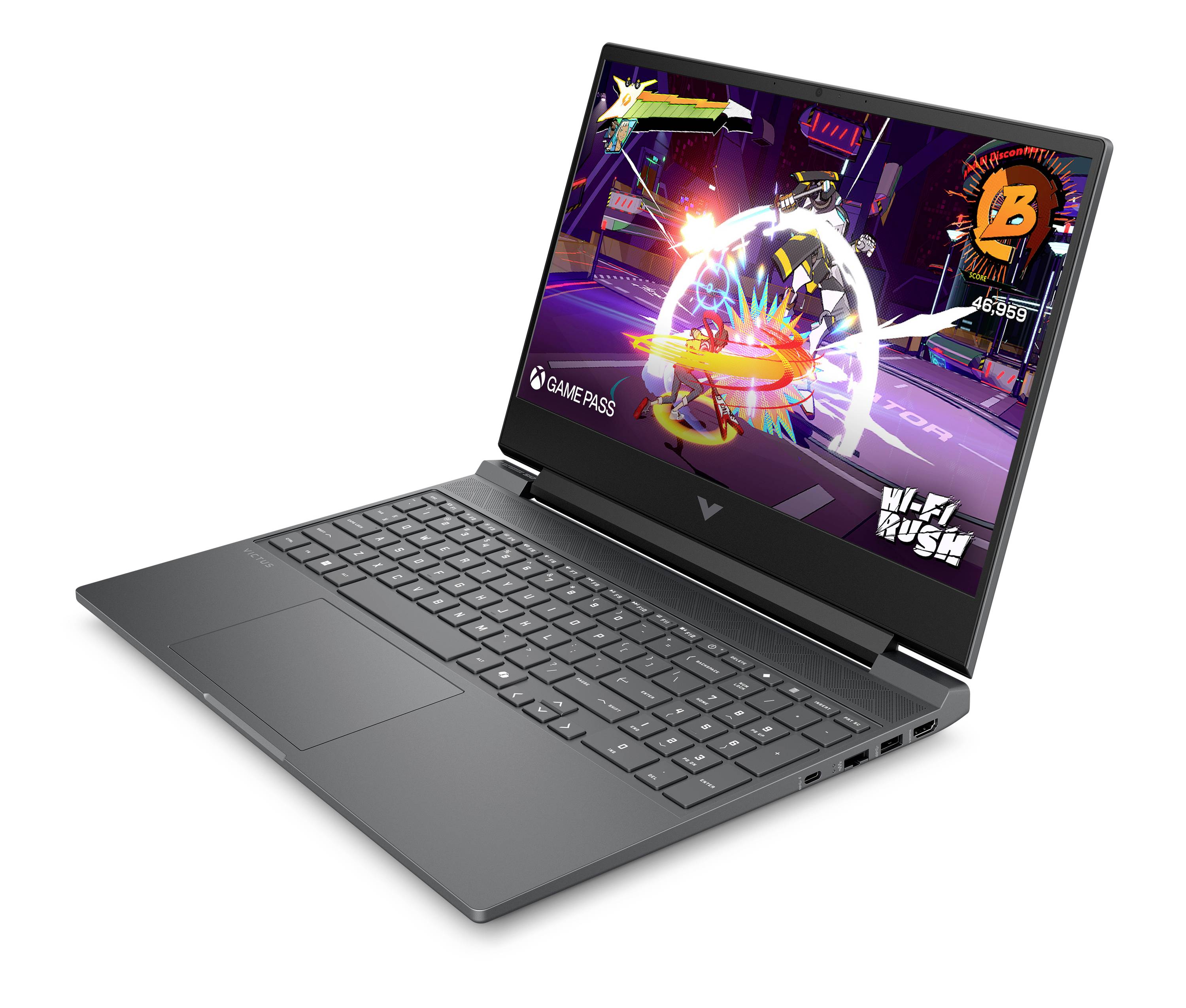 Offener grauer Gaming-Laptop im Winkel nach links, zeigt ein Rennspiel auf dem Bildschirm mit "GAMEPASS" und "HI-FI RUSH" Logos.