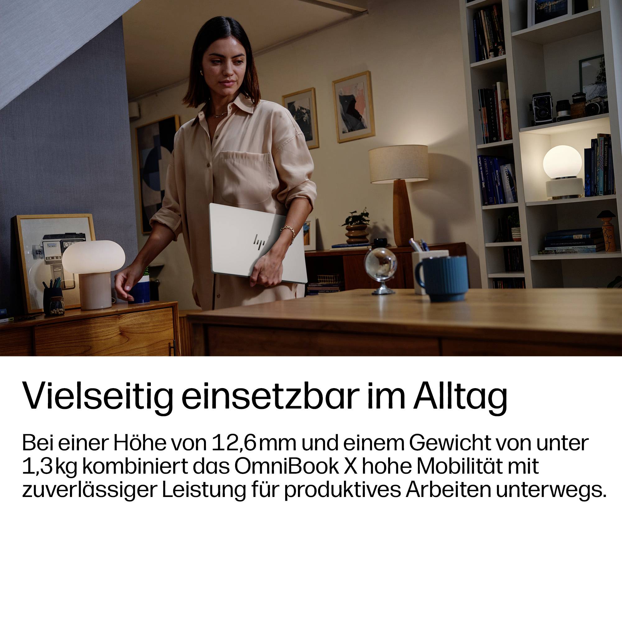 Frau hält einen schlanken Laptop in einem Homeoffice; deutscher Text sagt „Vielseitig im Alltag" und hebt 12,6 mm Dicke und unter 1,3 kg Gewicht für tragbare Produktivität hervor.