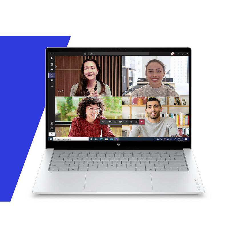 Laptop zeigt einen Videokonferenzanruf mit vier Personen in einem 2x2-Gitter an, wobei Anrufsteuerelemente auf dem Bildschirm sichtbar sind.