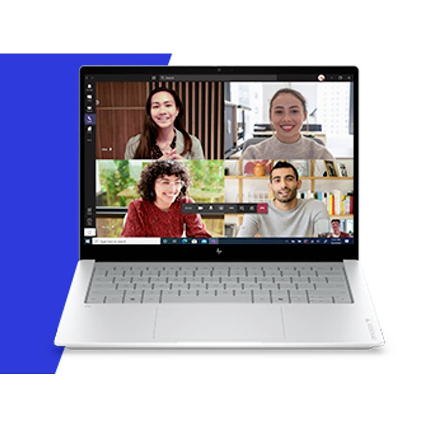 Laptop, das einen Videkonferenzanruf mit vier Personen in einem Rasterlayout anzeigt, mit sichtbaren Anrufsteuerelementen auf dem Bildschirm.