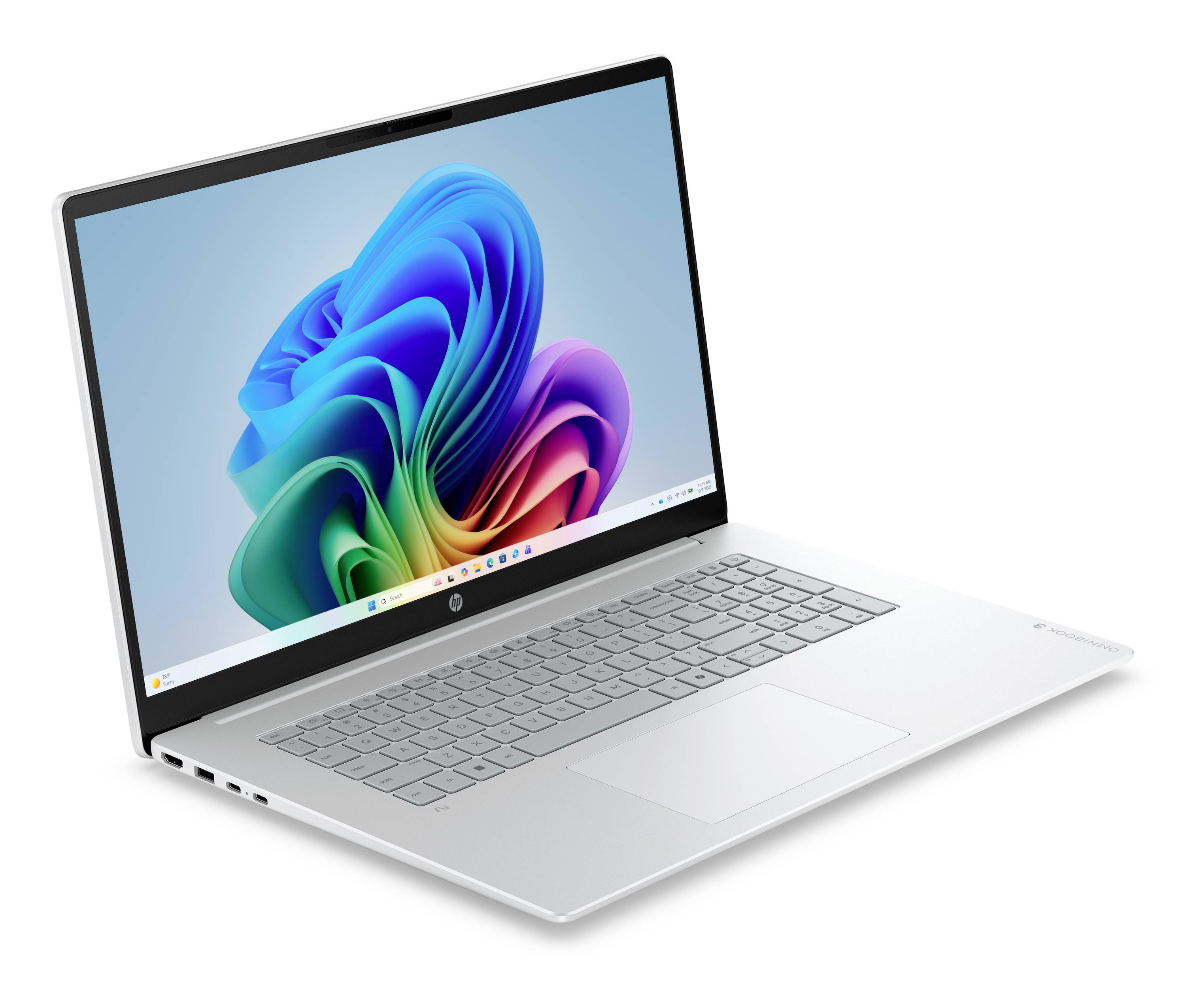 Silberner Laptop mit geöffnetem Windows 11 auf dem Bildschirm, schräg auf weißem Hintergrund dargestellt.