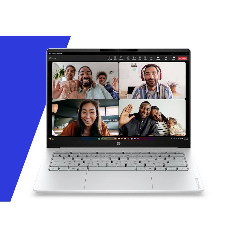 Silberner Laptop zeigt ein Videokonferenz-Gitter mit vier Personen, deren lächelnde Teilnehmer auf dem Bildschirm winken.