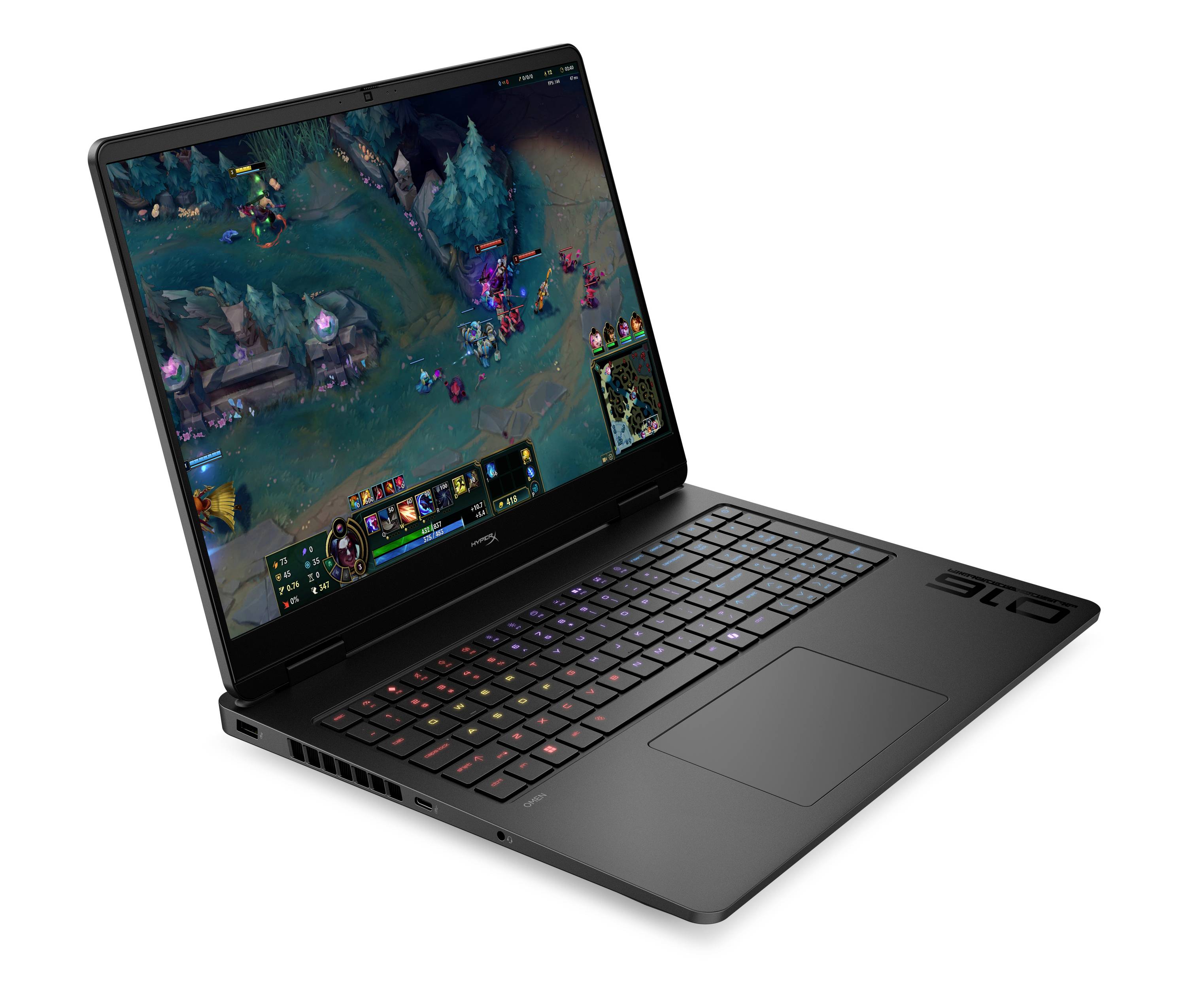 Schwarzer Gaming-Laptop aufgeklappt unter einem Winkel, zeigt ein Videospiel auf dem Bildschirm und eine hinterleuchtete Tastatur.