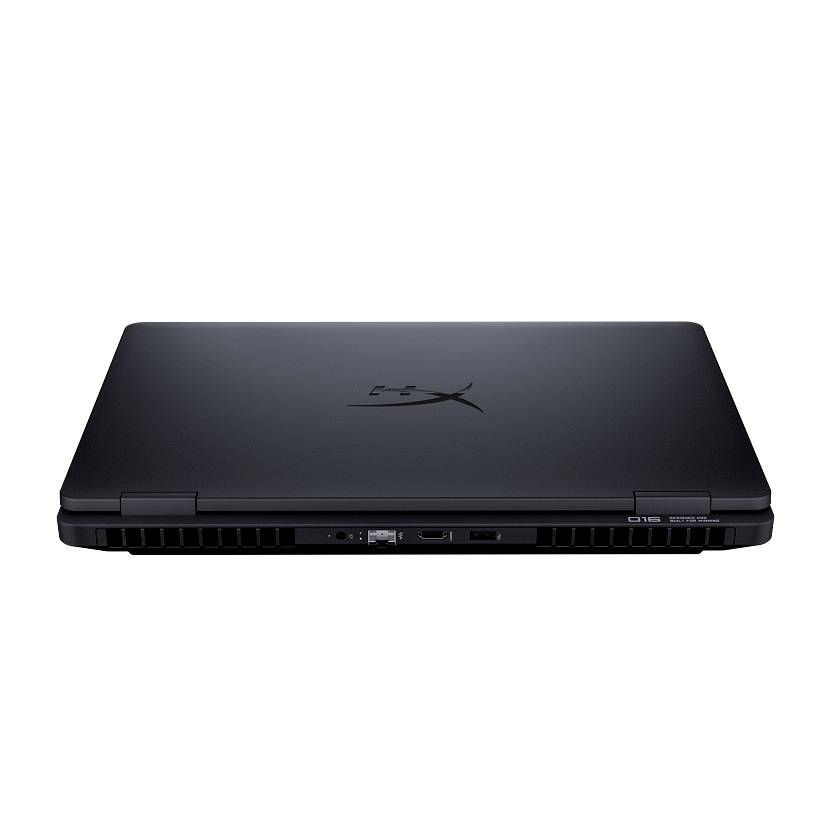 Geschlossener schwarzer Laptop von hinten gezeigt, mit sichtbaren Belüftungsöffnungen und seitlichen Anschlüssen.