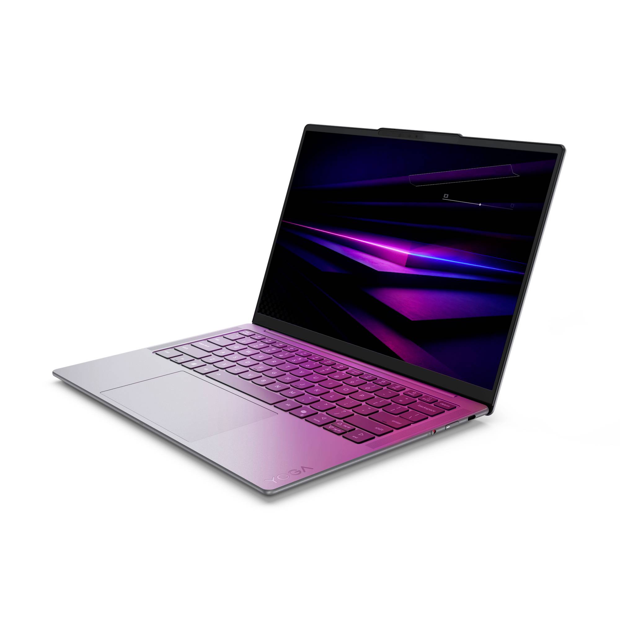 Schlanker silberner Laptop mit einer magentafarbenen Tastatur und dunklem Bildschirm, der auf weißem Hintergrund lila abstrakte Lichtstreifen zeigt