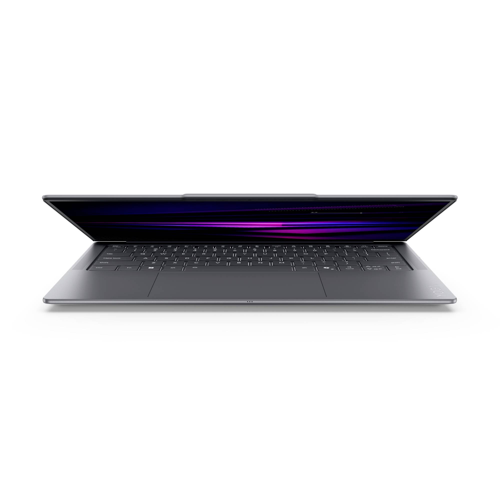 Eleganter Laptop in flachem Winkel geöffnet, zeigt einen dunklen Bildschirm mit violetten Lichtstreifen und einer sichtbaren Tastatur auf weißem Hintergrund.