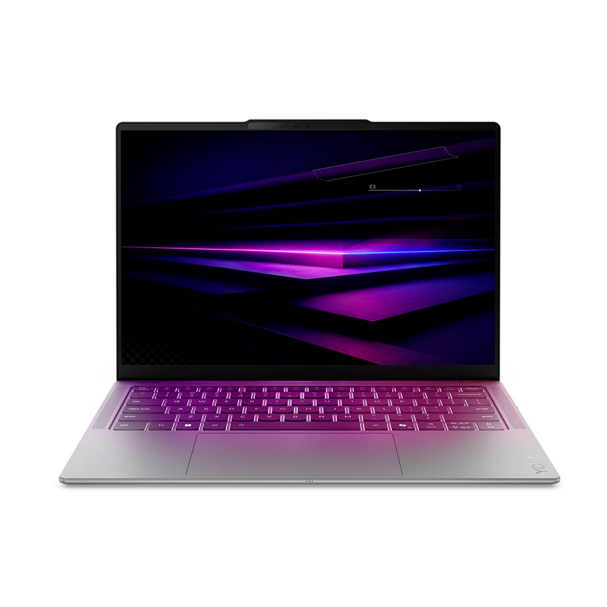 Silberner Laptop mit schwarzem Bildschirm, auf dem lila neongeometrische Lichtlinien angezeigt werden, aufgeklappt vor weißem Hintergrund dargestellt.