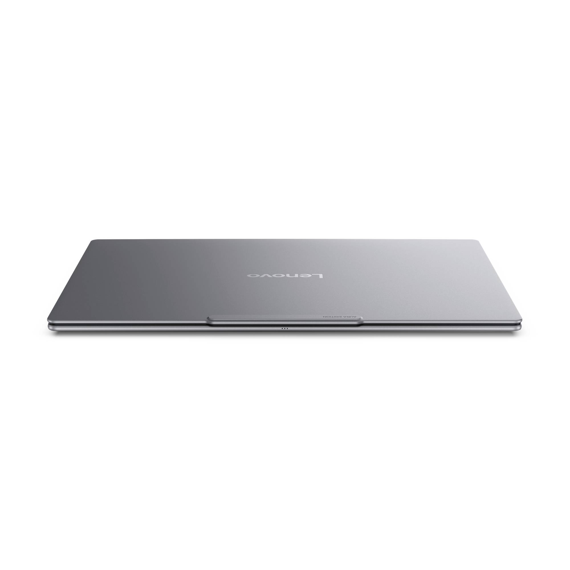 Geschlossenes silbernes Lenovo-Laptop von oben auf weißem Hintergrund gezeigt.