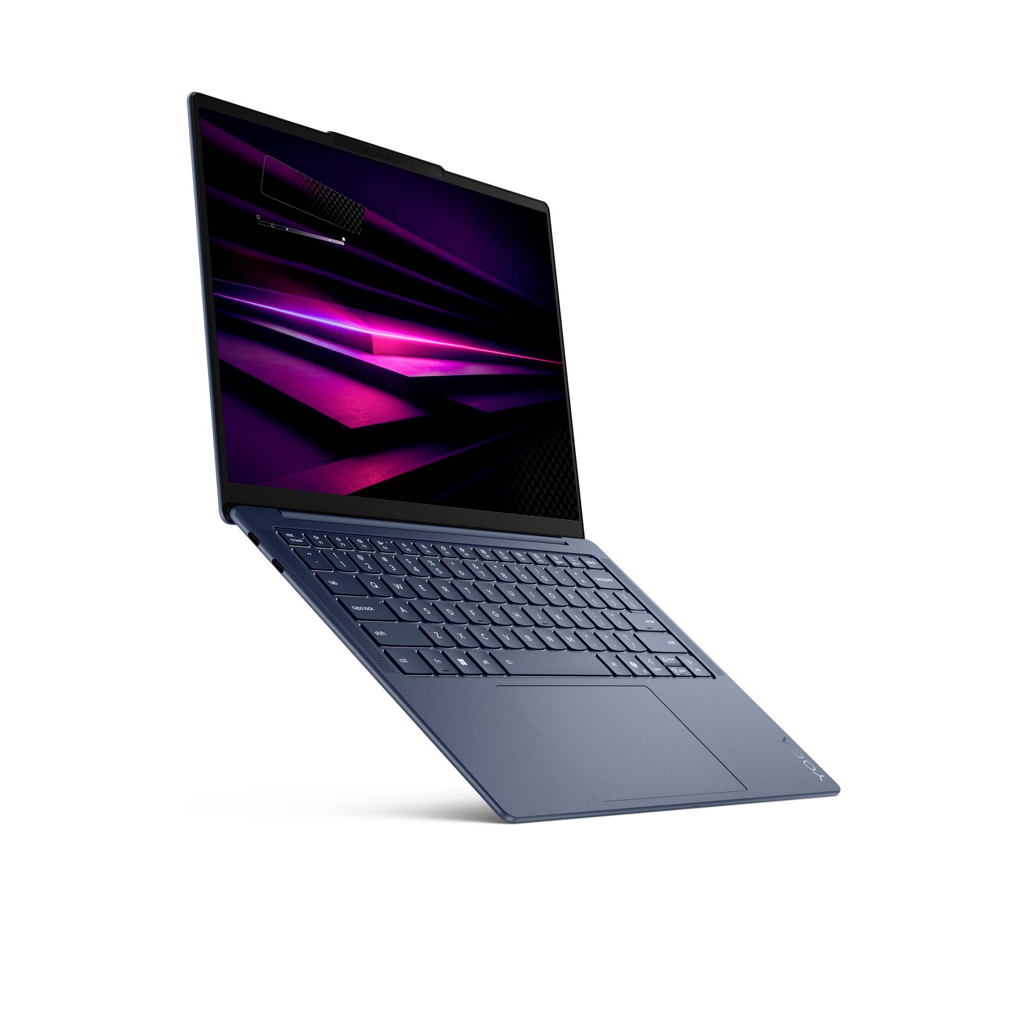 Offener Laptop mit violettem abstraktem Display, schräg auf weißem Hintergrund dargestellt.