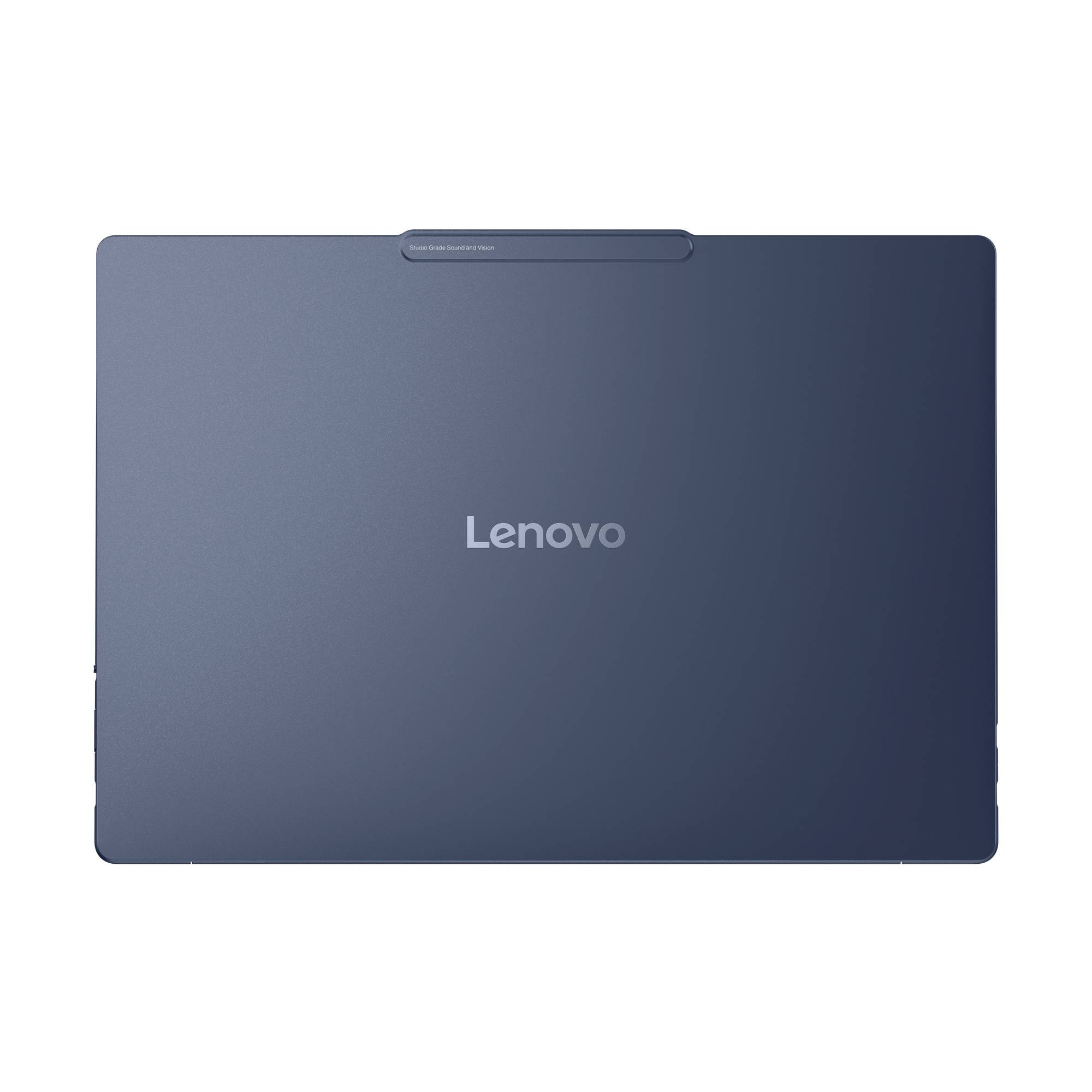 Geschlossenes Lenovo-Laptop von oben auf weißem Hintergrund zu sehen, mit dem Logo in der Mitte auf dem Deckel.