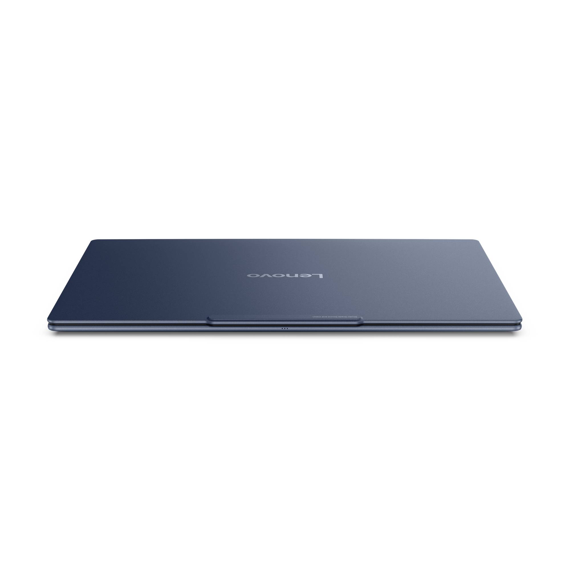 Geschlossener blauer Lenovo-Laptop, von vorne auf weißem Hintergrund gezeigt.