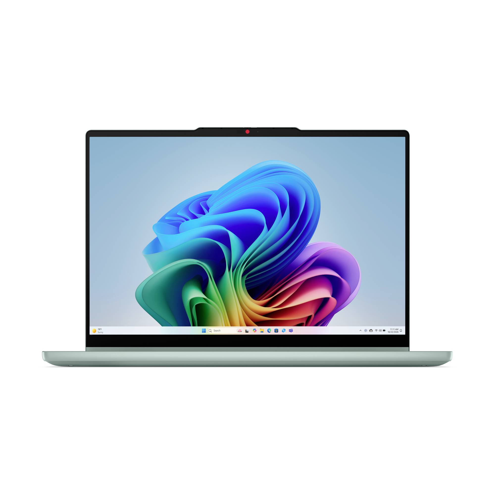 Silberner Laptop mit einem bunten abstrakten Windows-ähnlichen Hintergrundbild auf dem Bildschirm vor einem einfachen weißen Hintergrund.