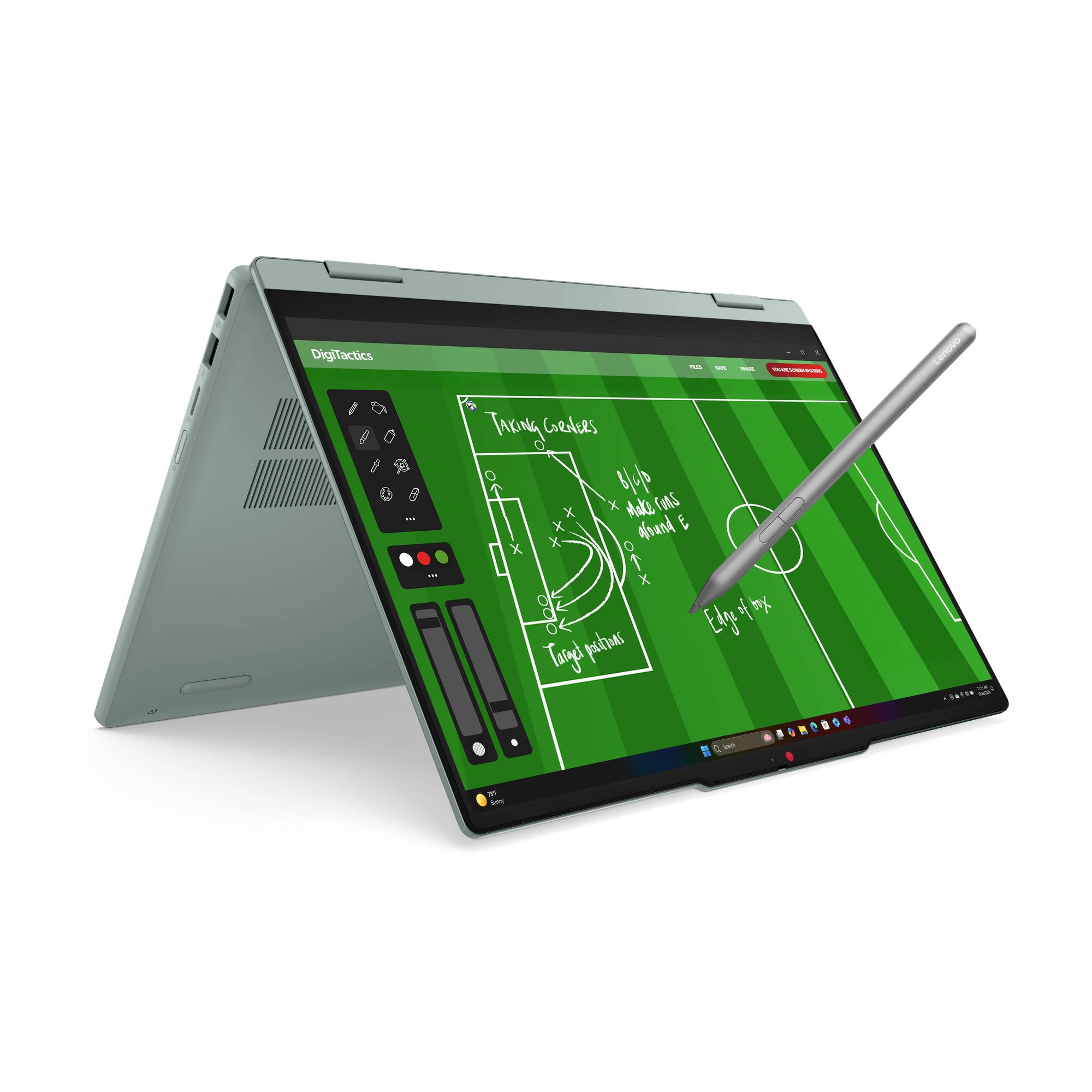 2-in-1-Laptop im Zeltmodus zeigt ein grünes digitales Fußball-Taktikbrett mit einem Stylus, der über handgezeichnete Spieldiagramme und Notizen schwebt.