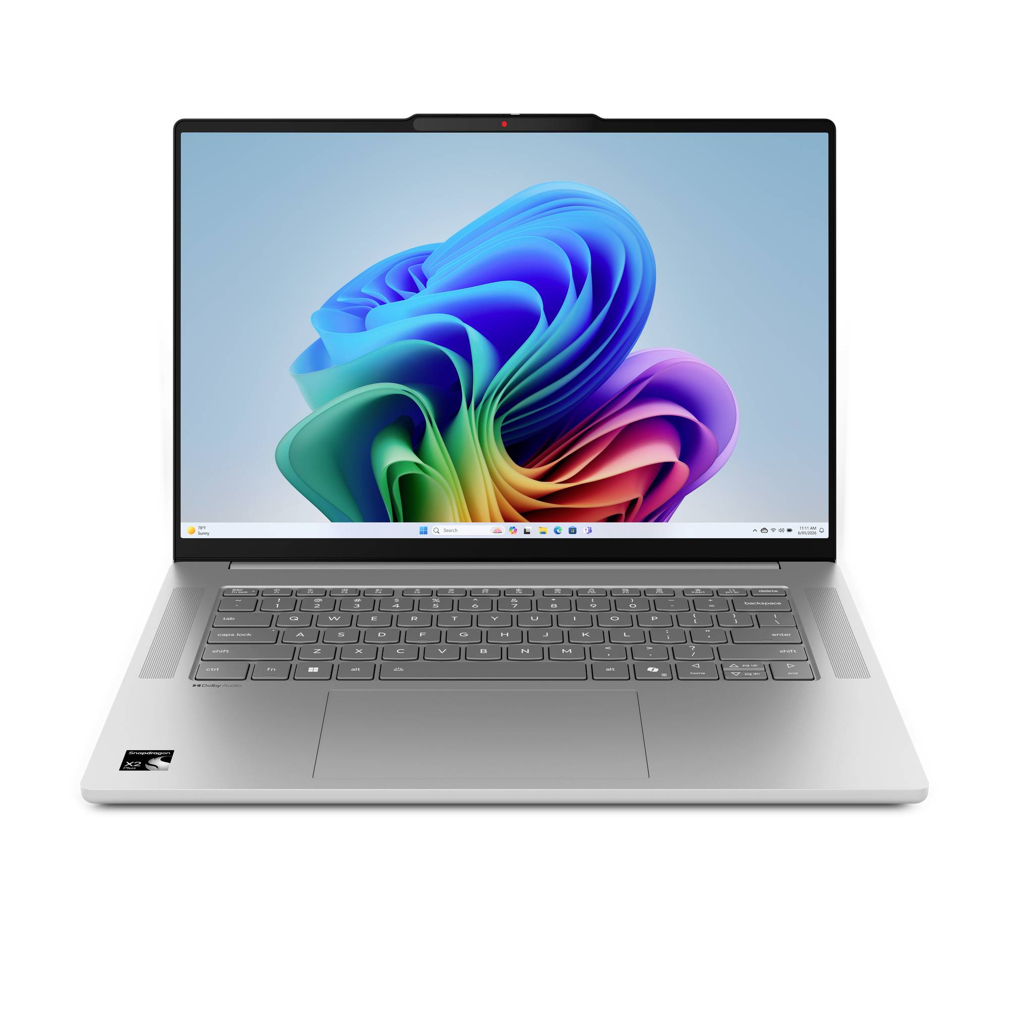 Silberner Laptop, der sich auf weißem Hintergrund öffnet und auf dem Bildschirm ein farbenfrohe abstrakte Wirbelmuster-Hintergrund zu sehen ist.