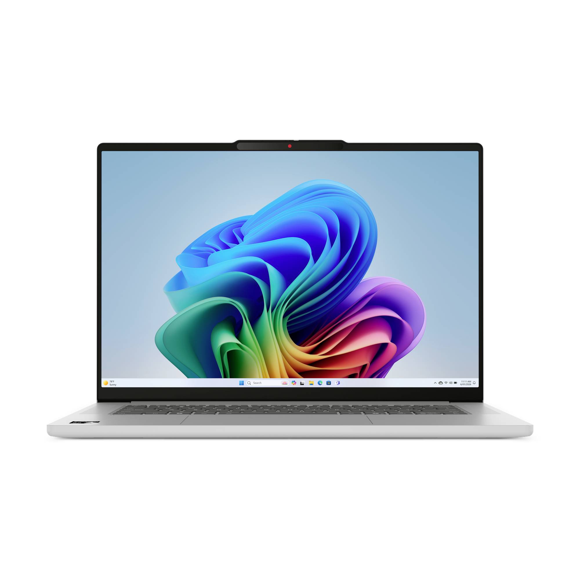 Silberner Laptop offen mit Windows 11 Desktop und farbenfrohem abstraktem Hintergrundbild, zentriert auf weißem Hintergrund.