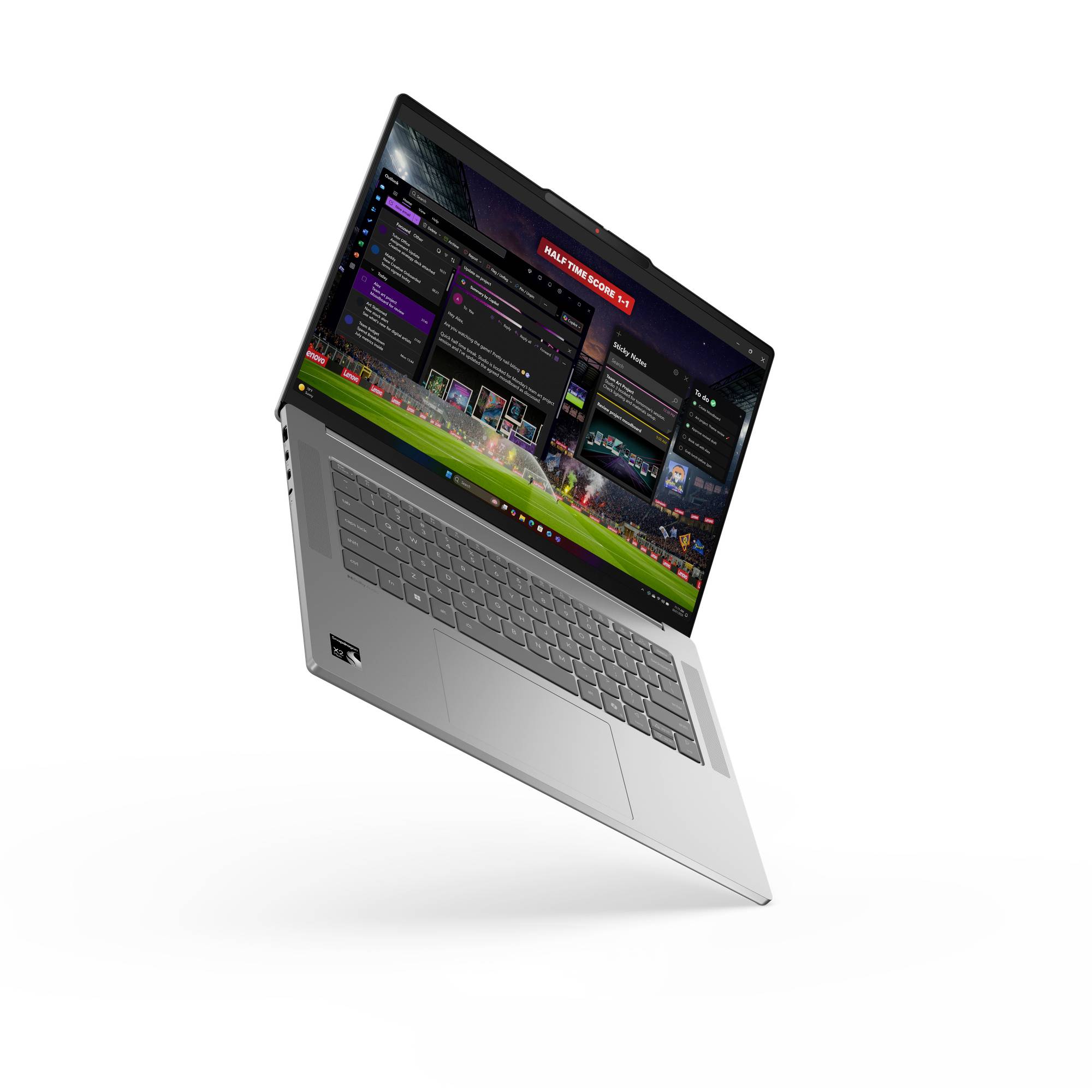 Silberner Laptop, der in einem Winkel geöffnet ist und eine bunte Spielschnittstelle auf dem Bildschirm vor weißem Hintergrund anzeigt.