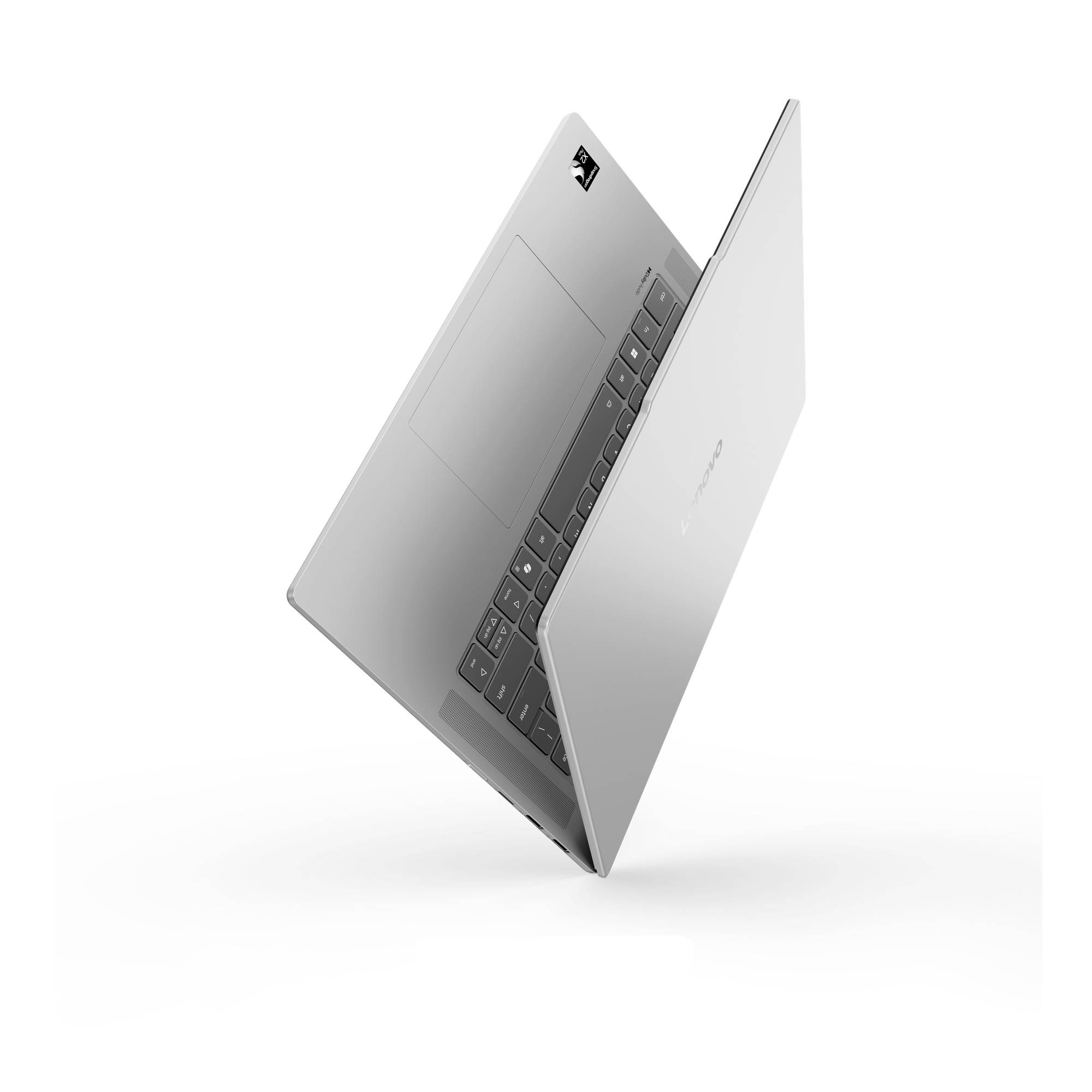 Silberner Laptop, der in einem Winkel auf weißem Hintergrund geöffnet ist und die Tastatur und das Trackpad zeigt.