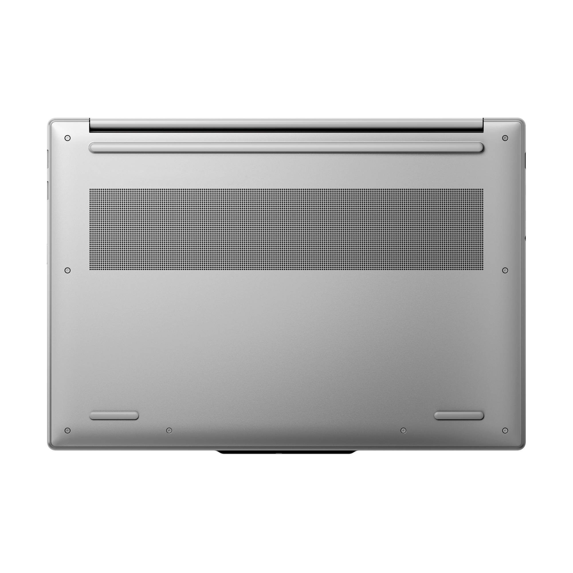 Unteransicht eines silbernen Laptops, die Lüftungsgitter und Gummifüße auf einem einfachen weißen Hintergrund zeigen