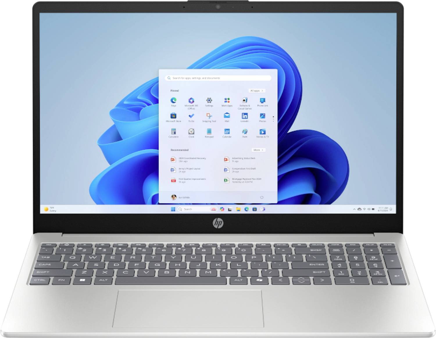 Silberner HP-Laptop geöffnet mit Windows 11-Startmenü auf dem Bildschirm angezeigt.