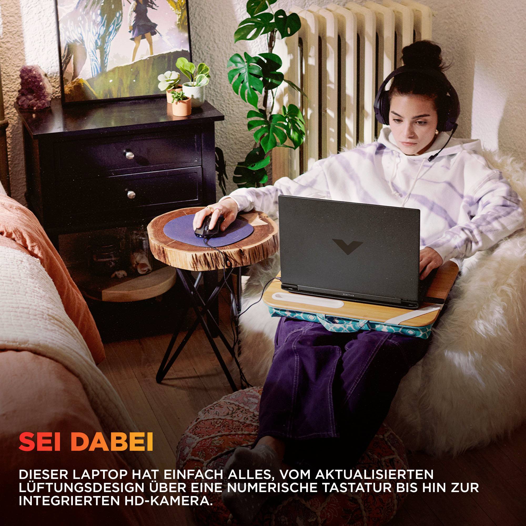 Junge Frau mit Kopfhörer nutzt einen Laptop auf einer Couch, während sie eine Maus hält, mit deutschem Anzeigentext, der das aktualisierte Kühldesign, die Tastatur und die integrierte HD-Kamera bewirbt.