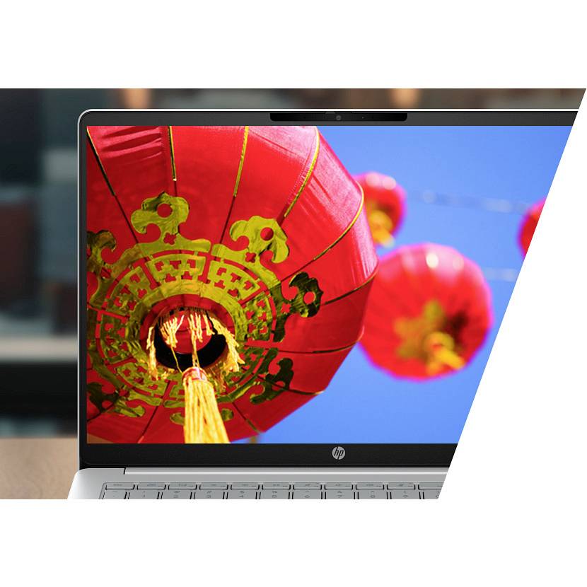 Laptop, das rote chinesische Laternen gegen einen blauen Himmel auf seinem Bildschirm anzeigt, was ein festliches Bild oder einen Hintergrund andeutet.