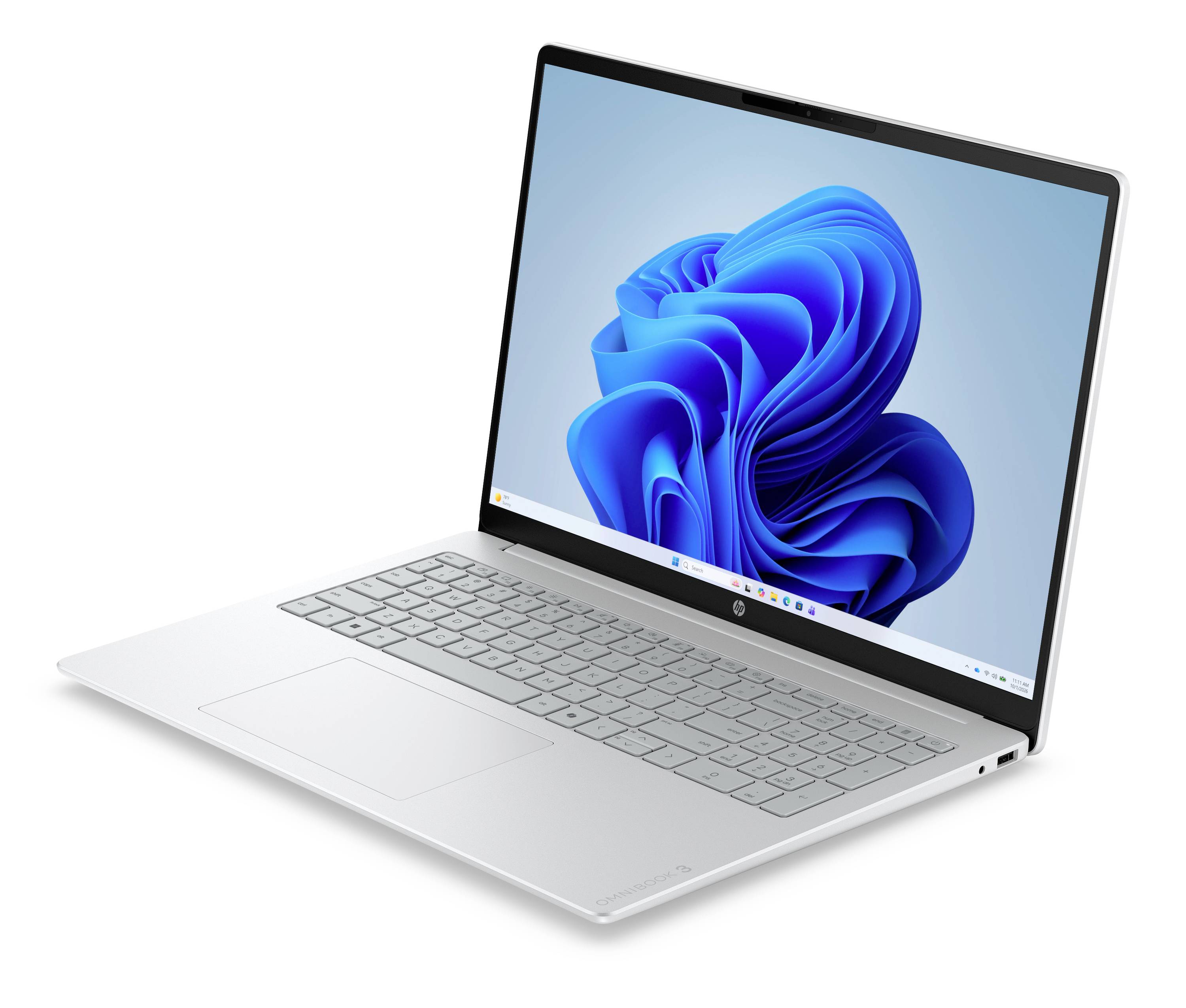 Silberner Laptop in schräger Position geöffnet, zeigt eine Windows-11-ähnliche blaue abstrakte Tapete auf dem Bildschirm.
