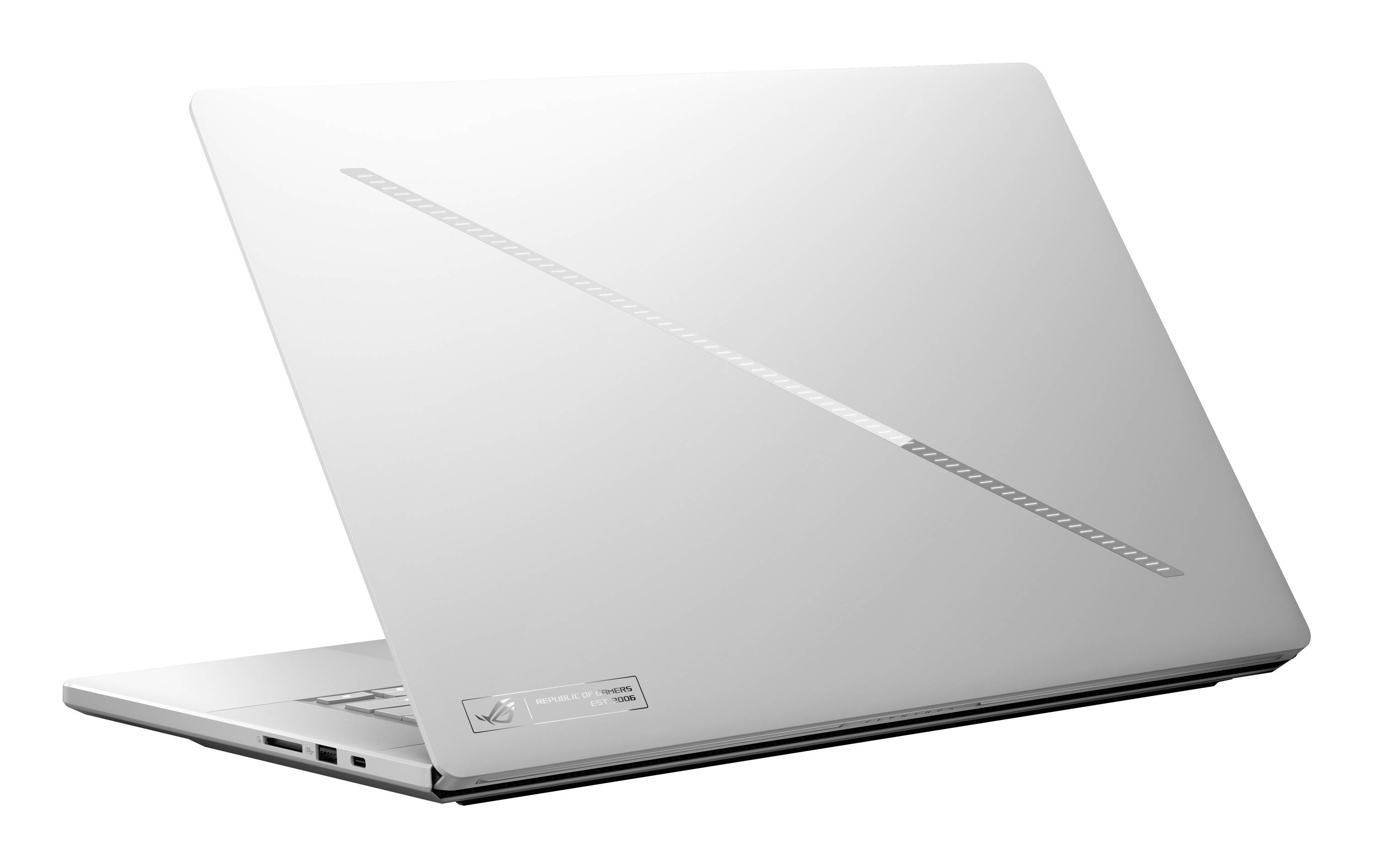 Silberner Laptop in geschlossenem Zustand in einer Drei-Viertel-Rückansicht auf weißem Hintergrund dargestellt.
