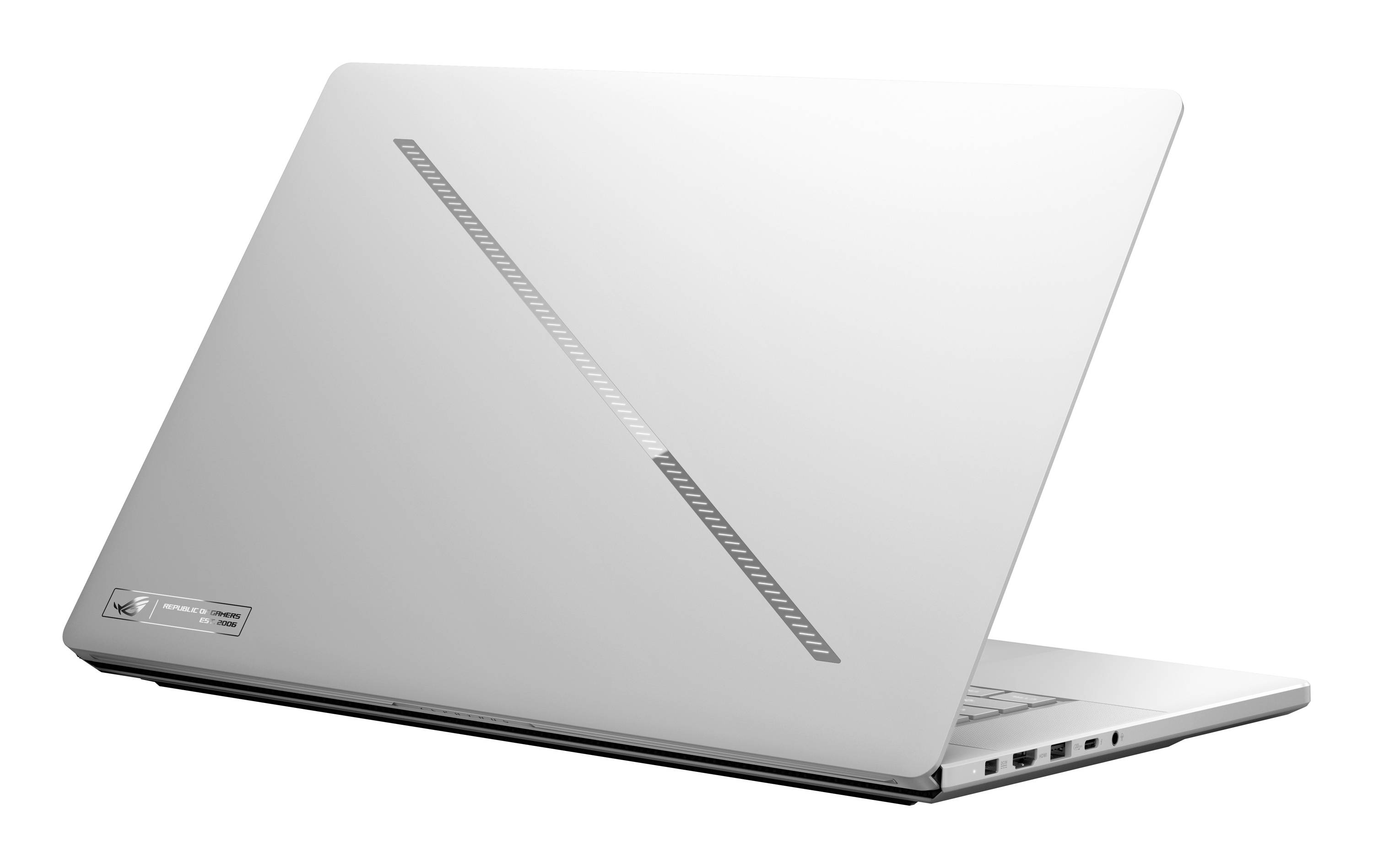 Silberner Laptop-Computer, teilweise aufgeklappt auf weißem Hintergrund, mit schmalem Deckel und sichtbaren Seitenports.
