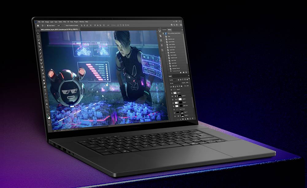 Ein Laptop zeigt einen 3D-Grafikeditor mit einer Cyberpunk-Szene einer Person und eines Roboterkopfes in einer neonbeleuchteten futuristischen Stadt.