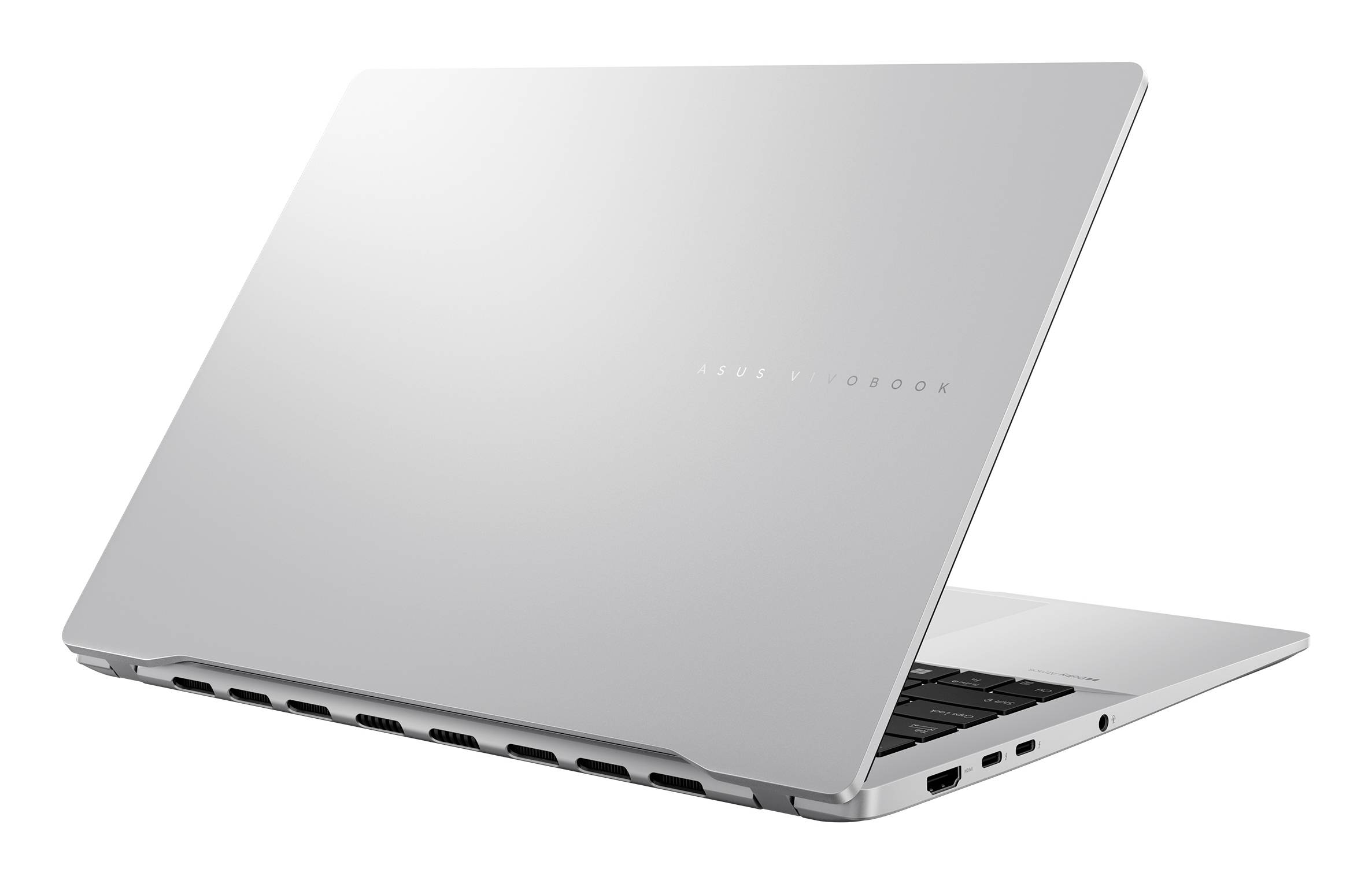 Geschlossener silberner Laptop, von hinten-links betrachtet, zeigt Anschlüsse und eine teilweise geöffnete Tastatur auf weißem Hintergrund.