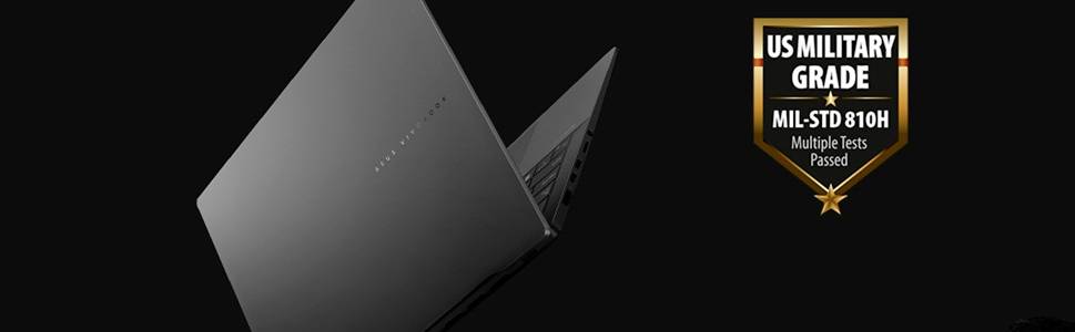 Ein schwarzer Laptop in angewinkelter offener Position auf dunklem Hintergrund, mit einem Abzeichen, das „US MILITARY GRADE MIL-STD 810H Multiple Tests Passed" liest.