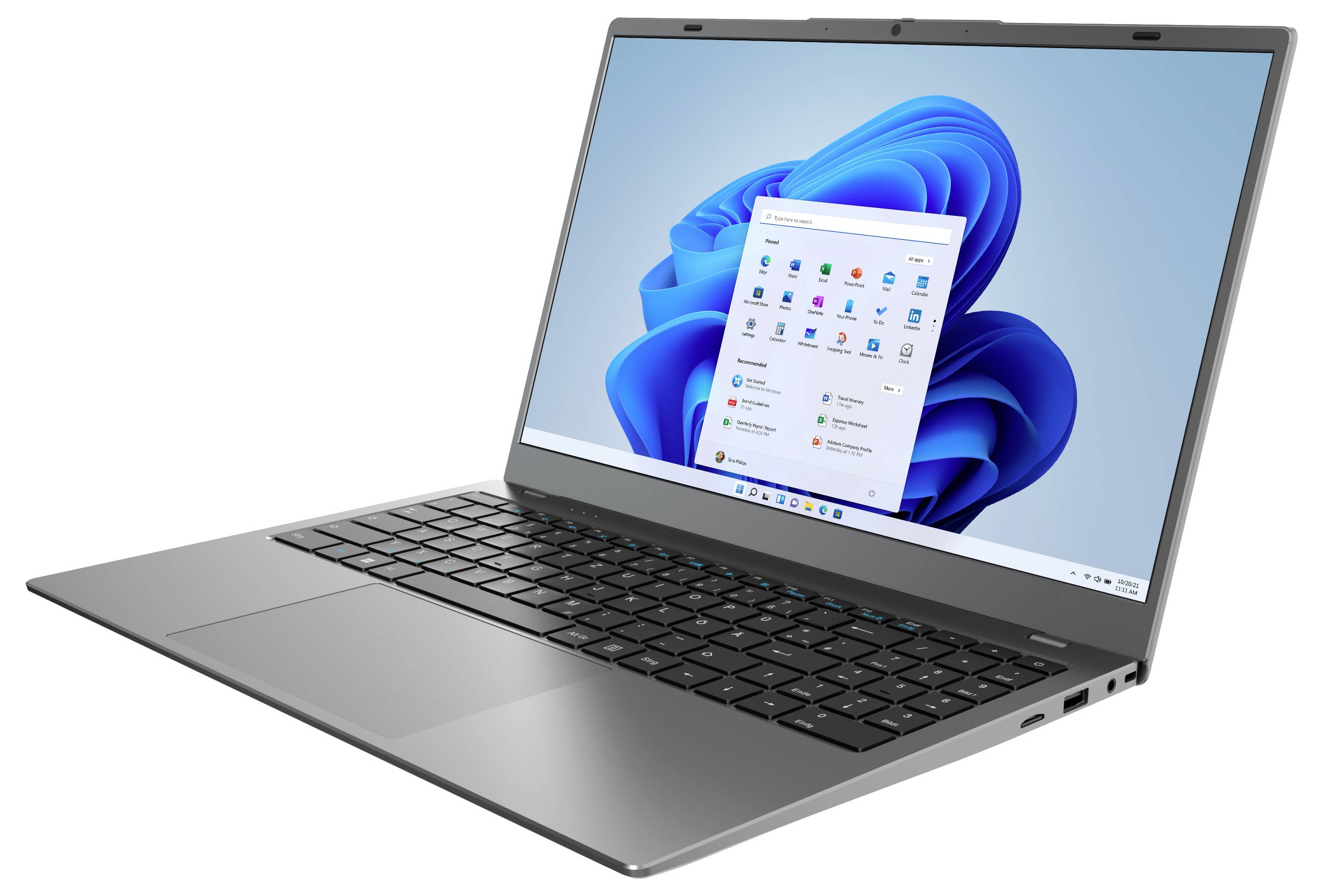 Silberner Laptop, der auf weißem Hintergrund geöffnet ist und den Windows 11-Desktop sowie das Startmenü auf dem Bildschirm zeigt.
