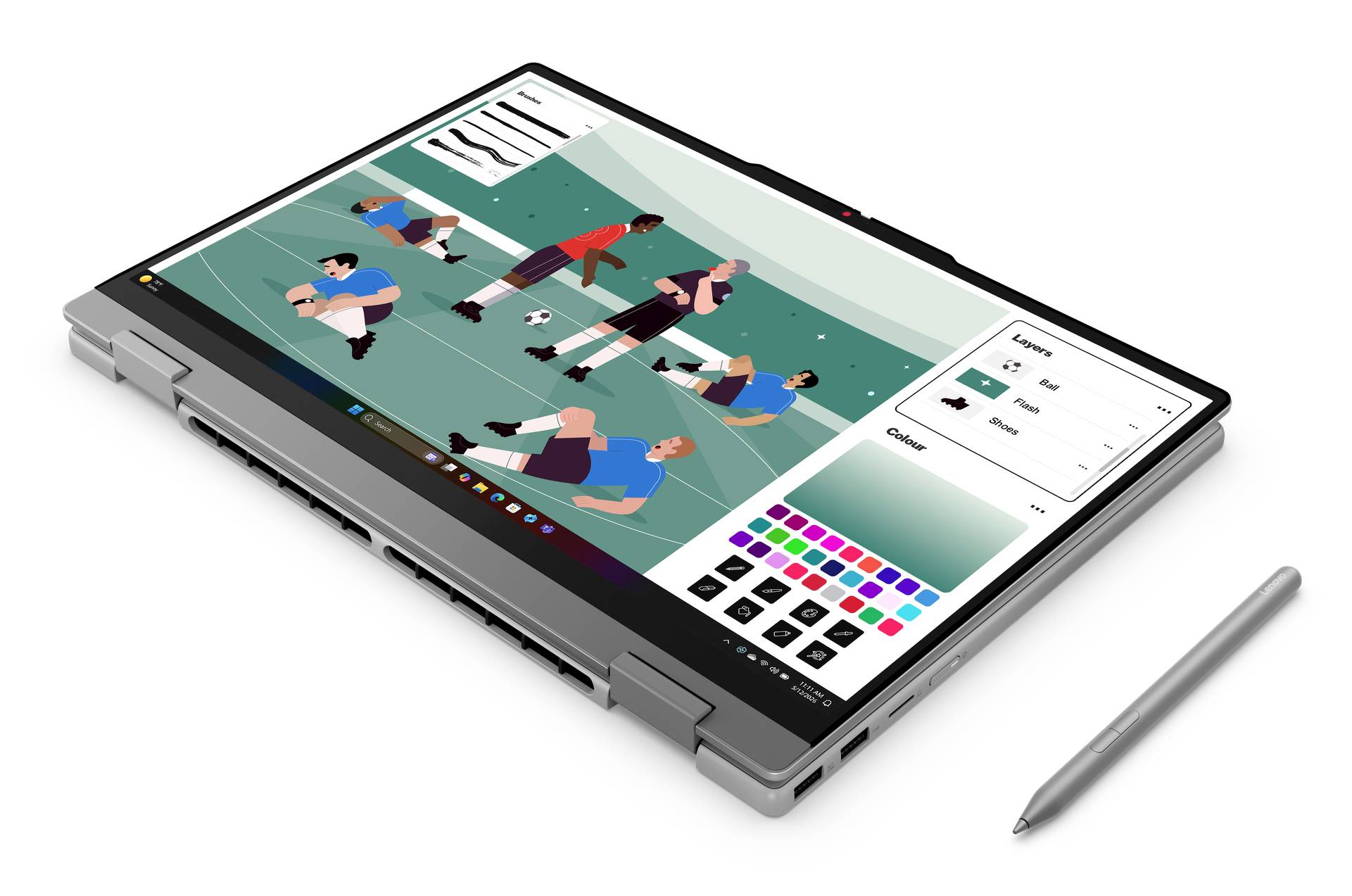 Ein 2-in-1-Laptop im Tablet-Modus zeigt eine Zeichenanwendung mit einer Fußballszene, einer Farbpalette und Werkzeugen, daneben liegt ein Stylus.